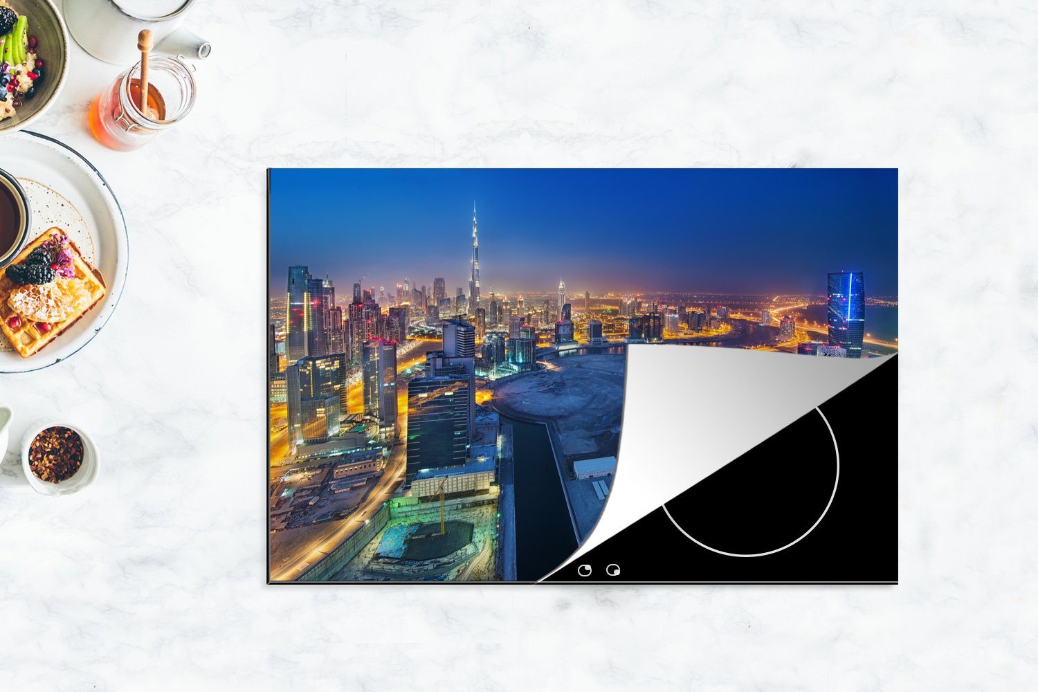 leuchtende 81x52 Dubai Stadt Schutz (1 tlg), für als Nacht, die Herdblende-/Abdeckplatte glitzernde, Vinyl, MuchoWow bei Ceranfeldabdeckung Induktionskochfeld cm, küche,