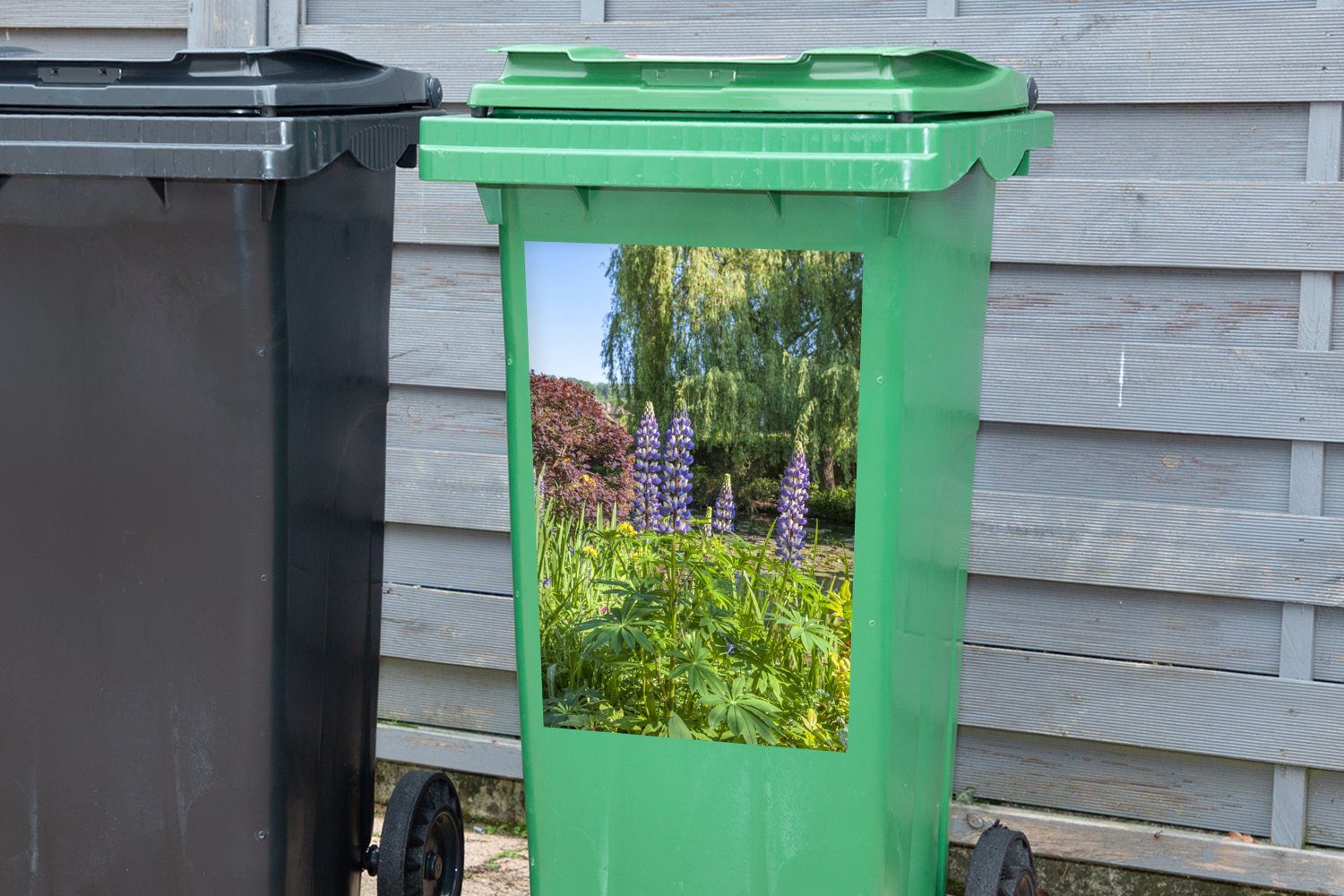 Abfalbehälter von Wandsticker (1 Mülltonne, Garten mit Mülleimer-aufkleber, französischen Container, Farben St), Europa im in Monet Garten MuchoWow bunten Sticker,