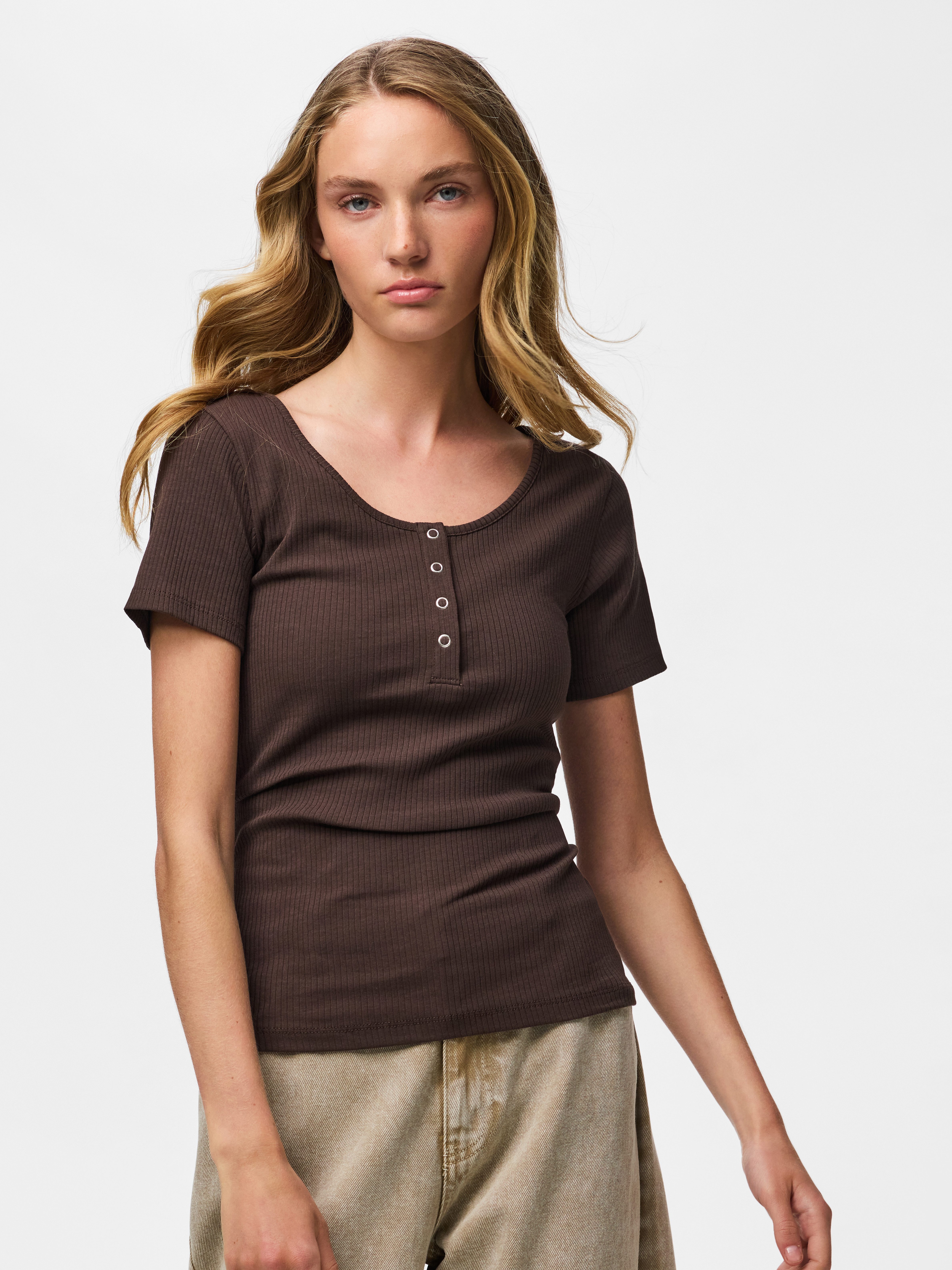 pieces Kurzarmshirt PCKITTE SS TOP NOOS BC Baumwollmischung, slim fit