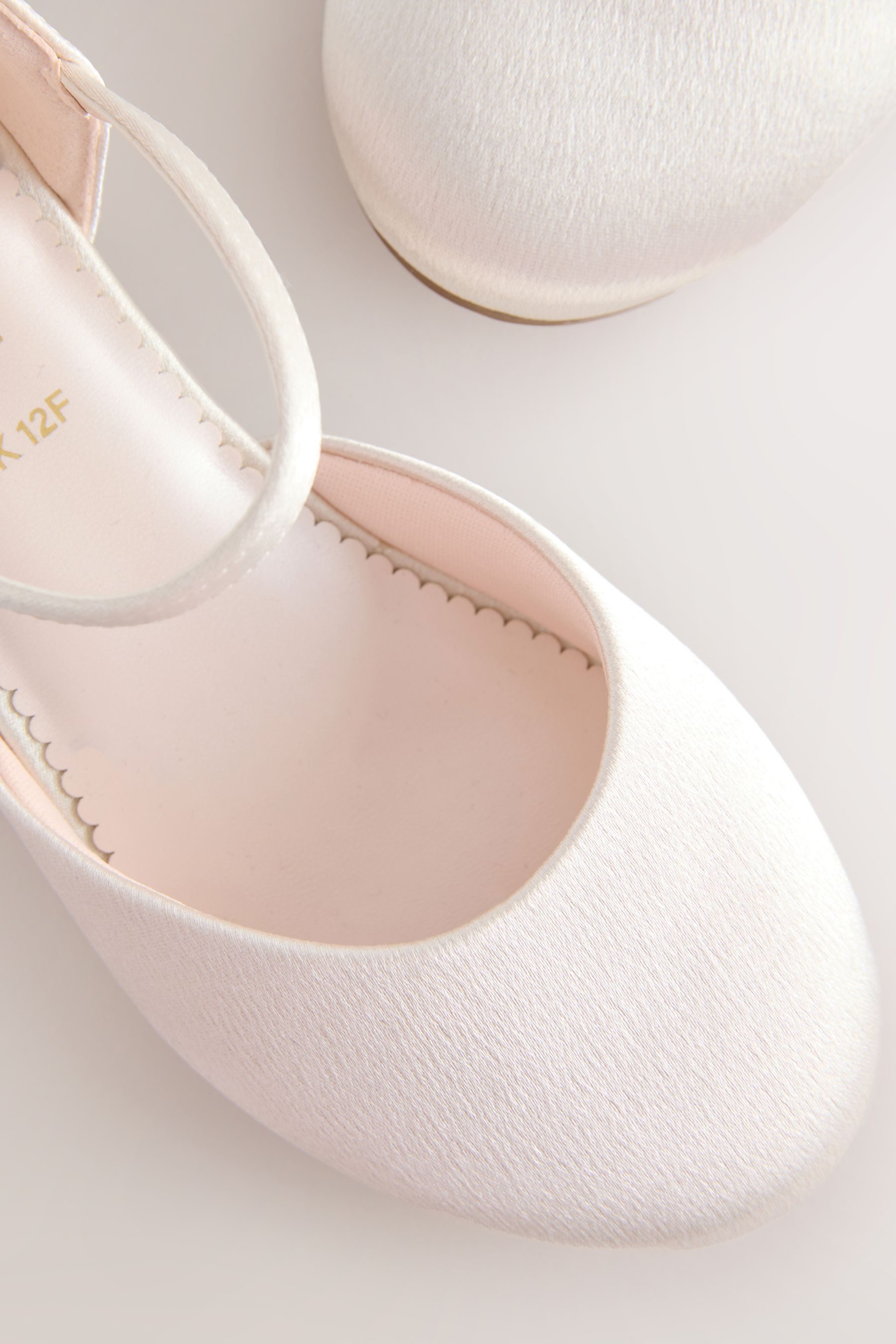 Next Festliche, niedrige Schuhe, weite Passform Sandalette (1-tlg)