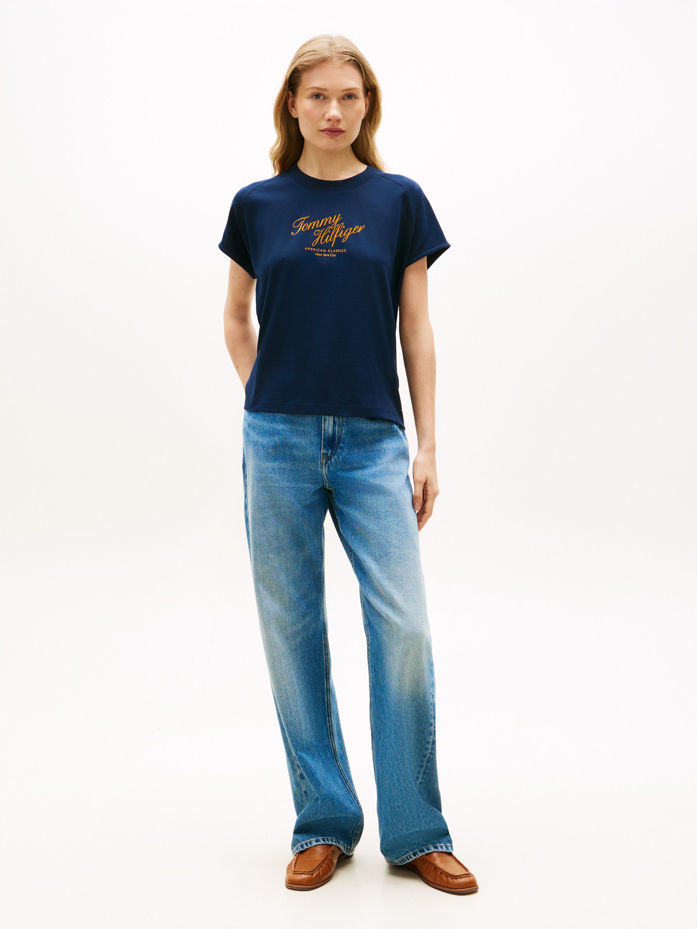 Tommy Hilfiger Kurzarmshirt SEASONAL SCRIPT CAP SLV TEE mit Raglanärmeln, Relaxed Fit – Bild 3 von 5