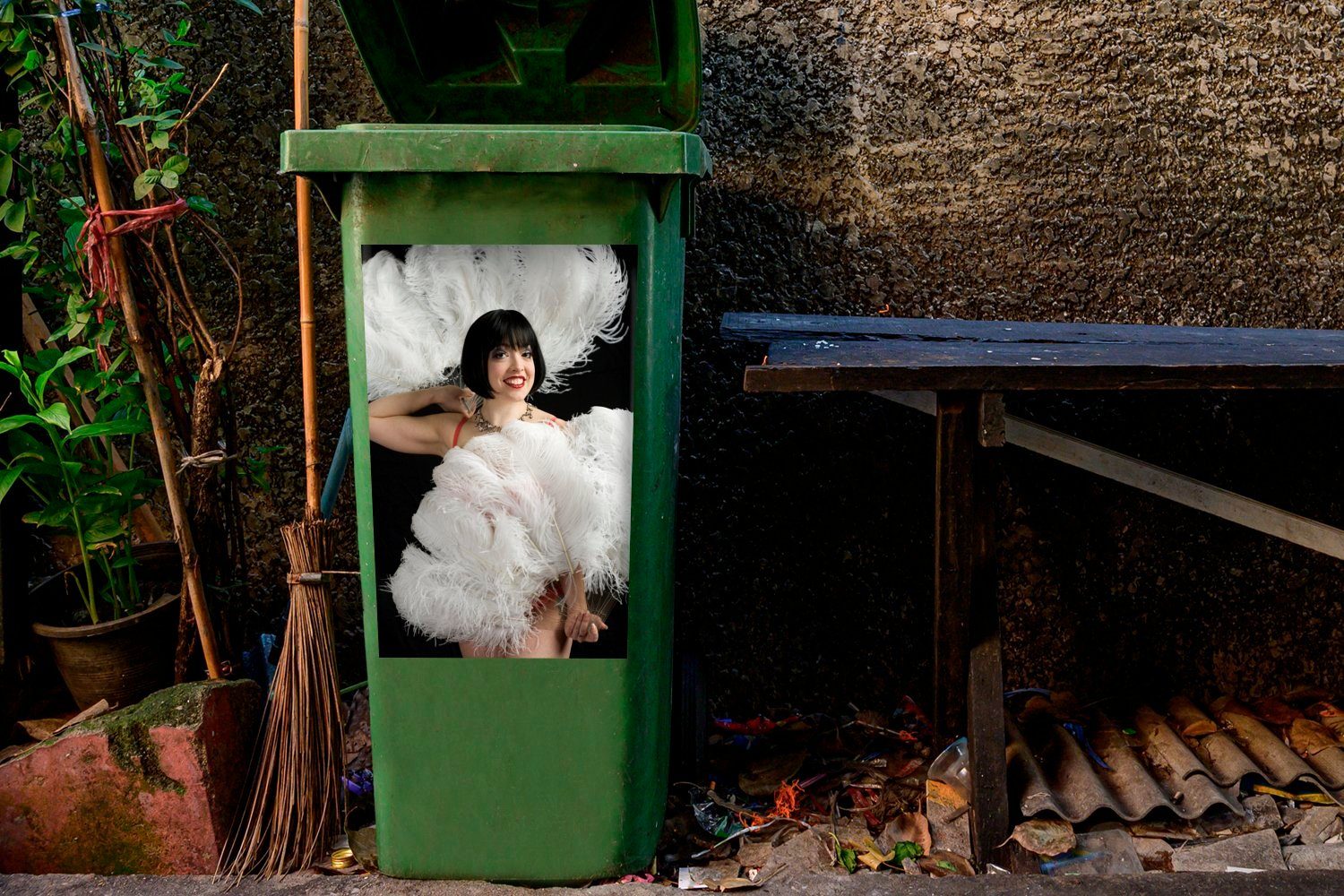 MuchoWow Wandsticker Burlesque-Tanz mit Federfächer Abfalbehälter Container, (1 Mülltonne, St), Sticker, Mülleimer-aufkleber