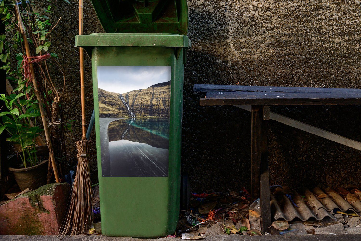 Abfalbehälter Inseln Mülleimer-aufkleber, den Färöer St), auf (1 Sticker, Wandsticker MuchoWow Mülltonne, Container, Wasserfall