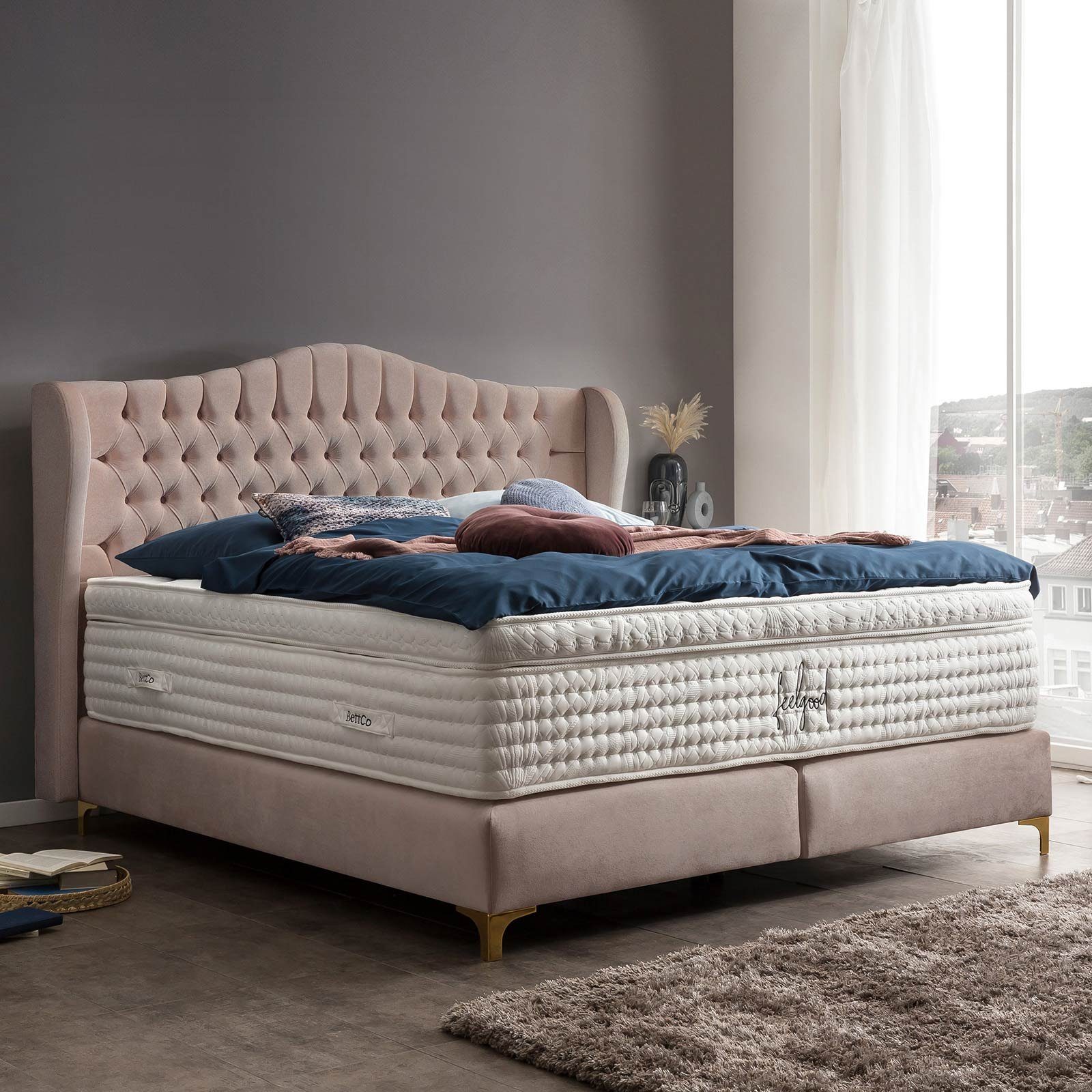 BettCo Boxspringbett Maison (140 x 200 cm, in Rose Samt), Chesterfield Design mit Ohren + optionaler Topper, Füße Gold-Optik