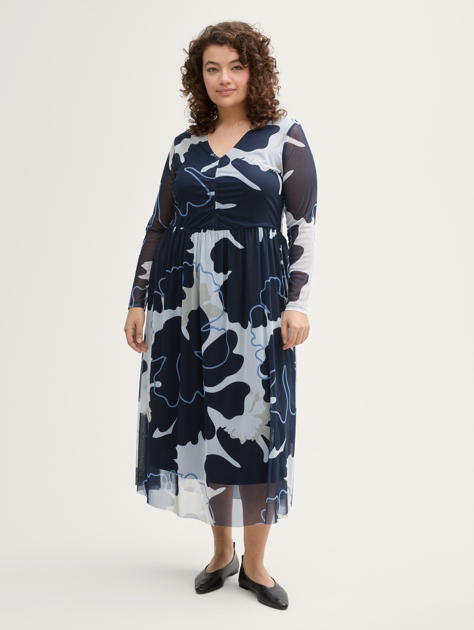 Sommerkleid Plus Size - Midi-Meshkleid mit Raffungen