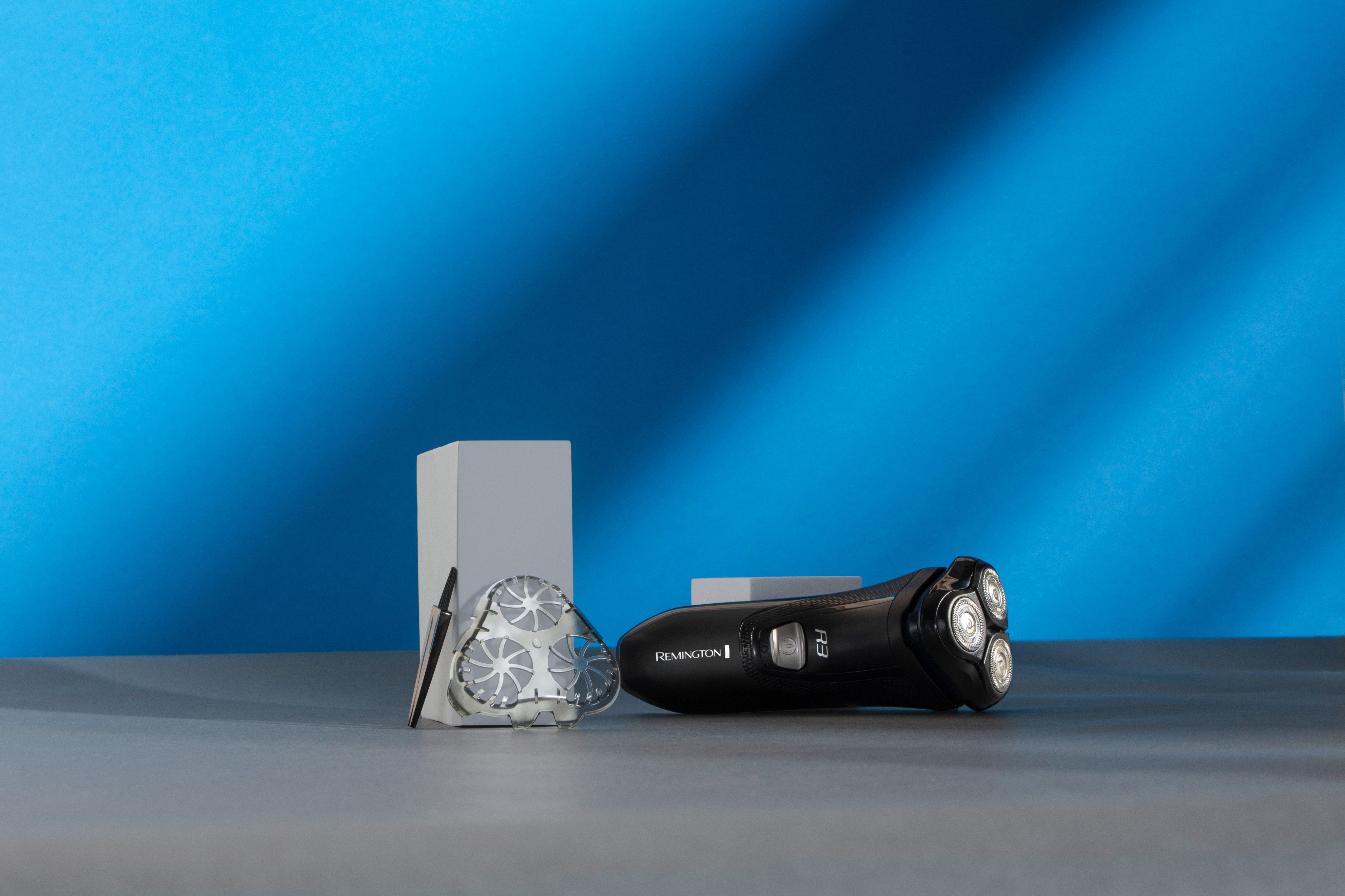 Remington Elektrorasierer R3002 R3 Style Series, Aufsätze: 1, integrierter Präzisionstrimmer, 3-Tage-Bart-Aufsatz, netzbetrieben, Dual-Track-Schneidesystem schwarz