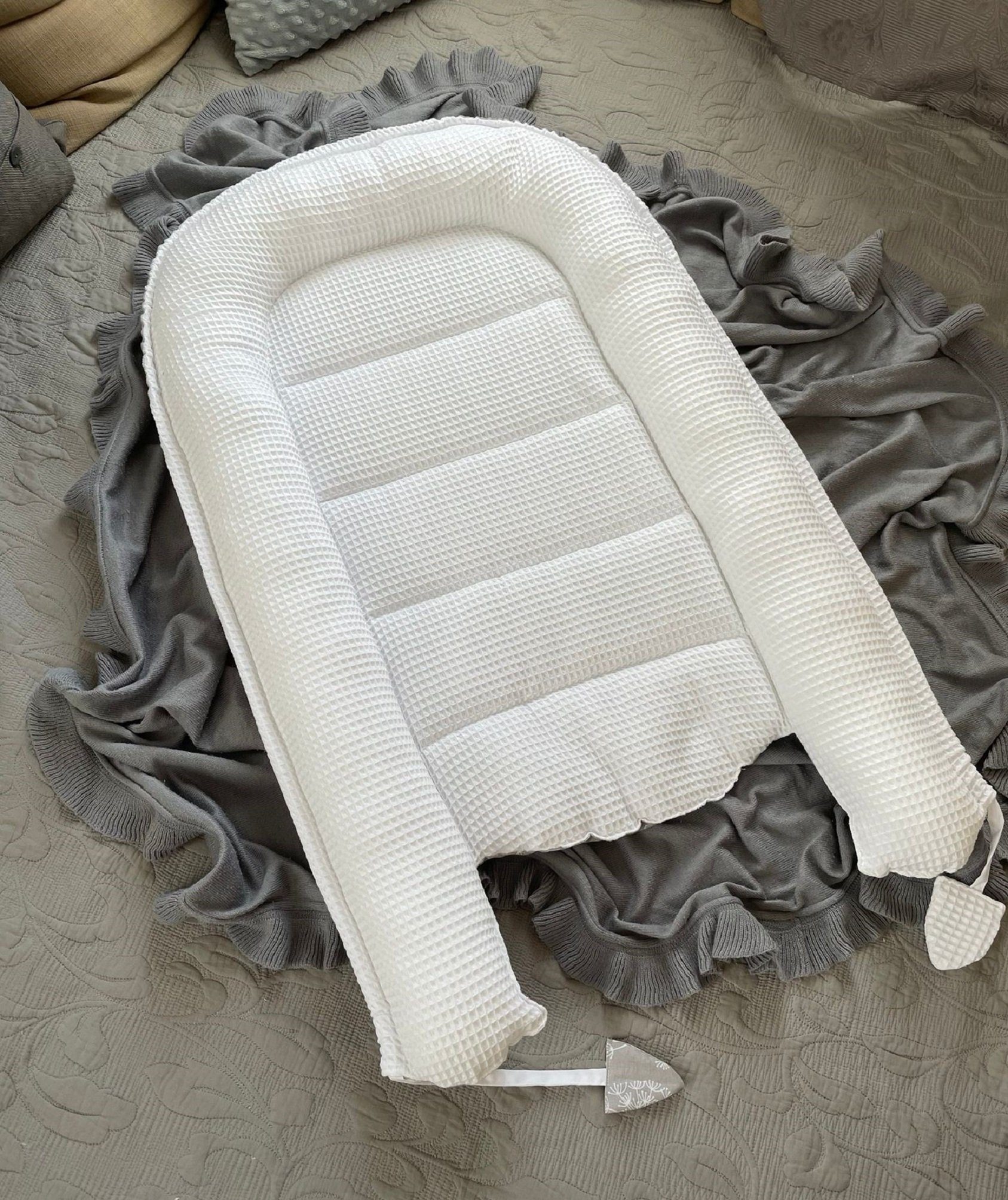 Loolay Bettnestchen WAFFELPIQUE Baumwolle BABYNEST Babykokon Neugeborene Babyausstattung, (Reisebett Nestchen SOLO/ o. in Geschenk SETS, 1-tlg., 4 Jahreszeiten WAFFELSTOFF - Design: Pustelblume Grau/ WAFFEL Weiß), 100% Europäische Stoffe und Kleinserien-Nähen!