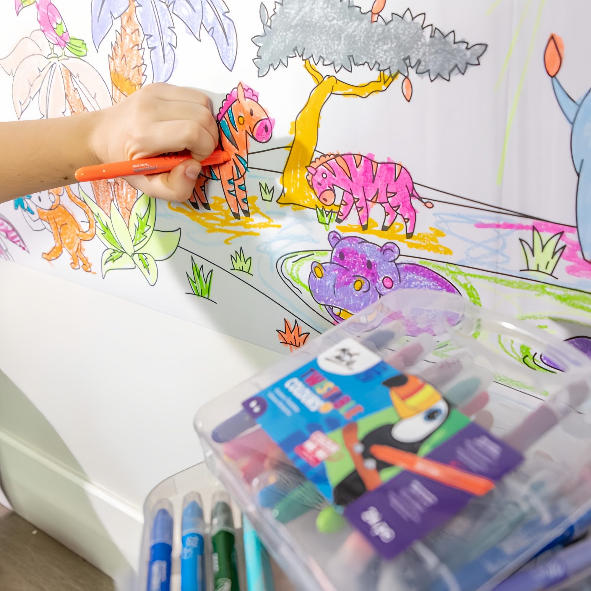 Mont Marte Zeichenpapier abziehbares Malpapier mit Klebefläche – Jungle Safari, 280cm x 40cm, perforiert und repositionierbar, ideal für Kinder zum Ausmalen