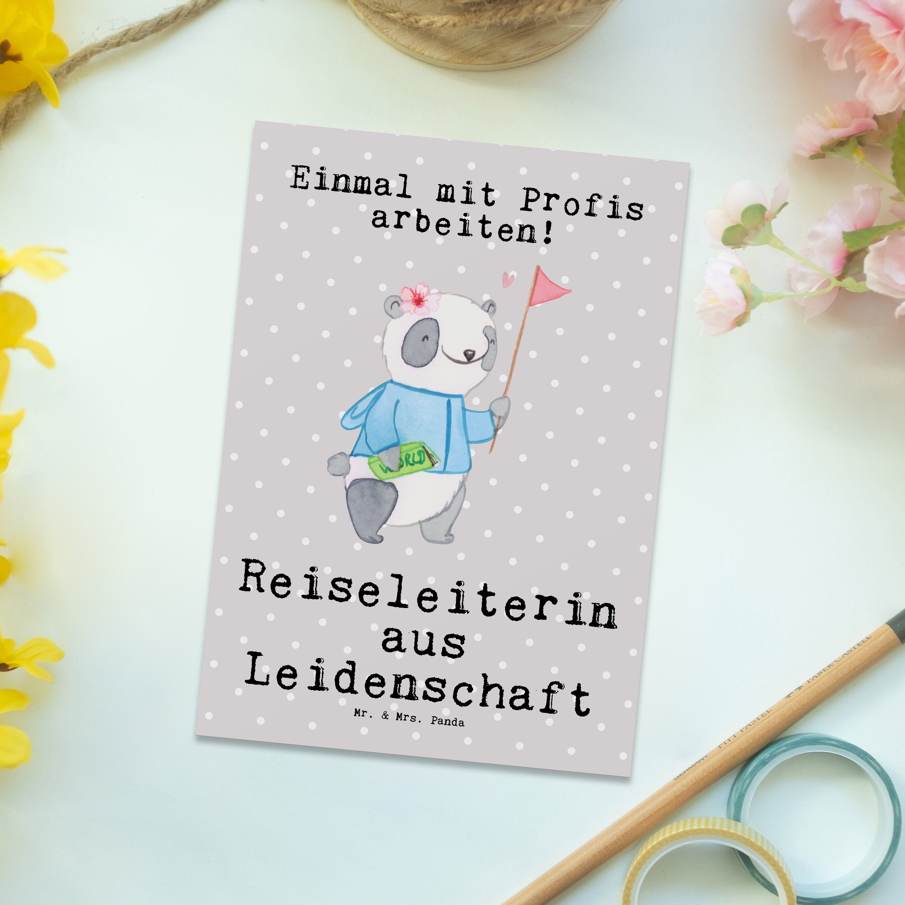 Mr. & Mrs. - aus Leidenschaft Geschenk, Reiseleiterin Grau Postkarte Geburtstags - Panda Pastell