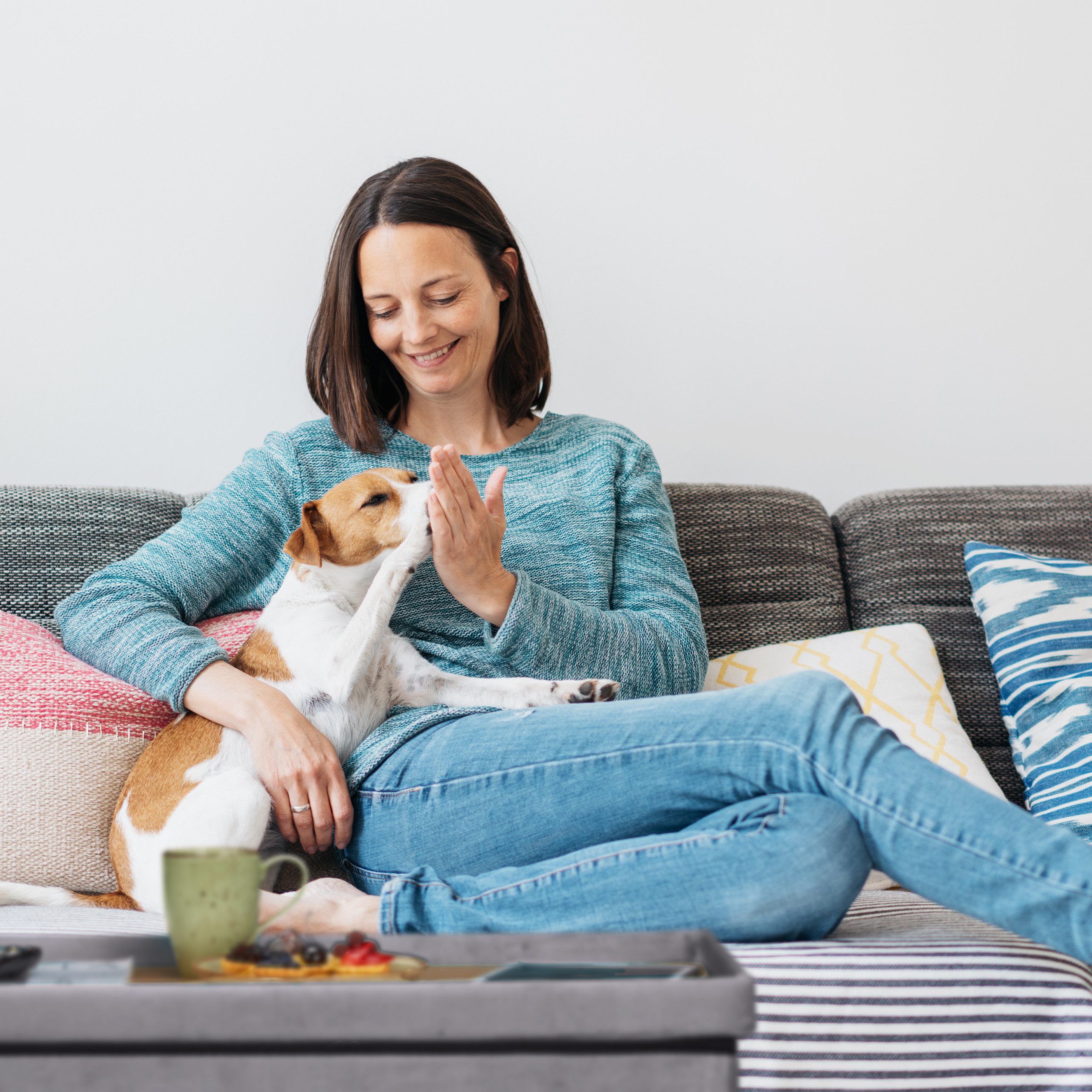 relaxdays Sitztruhe Sitzbank mit Samtbezug und Holzfüße (5-St), Hellgrau – Bild 5 von 5