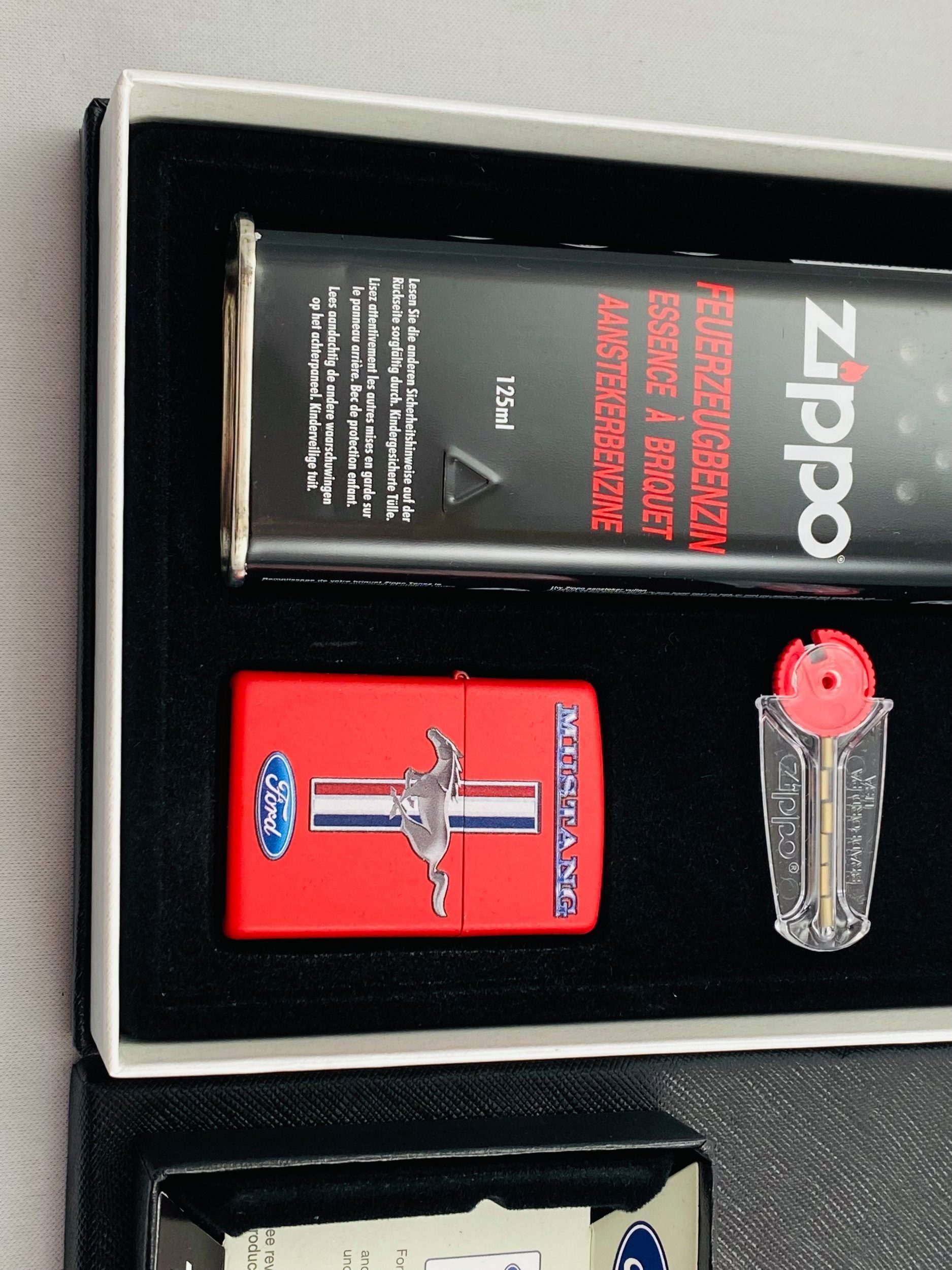 Zippo Feuerzeug Ford Mustang matt rot Geschenkset Sturmfeuerzeug