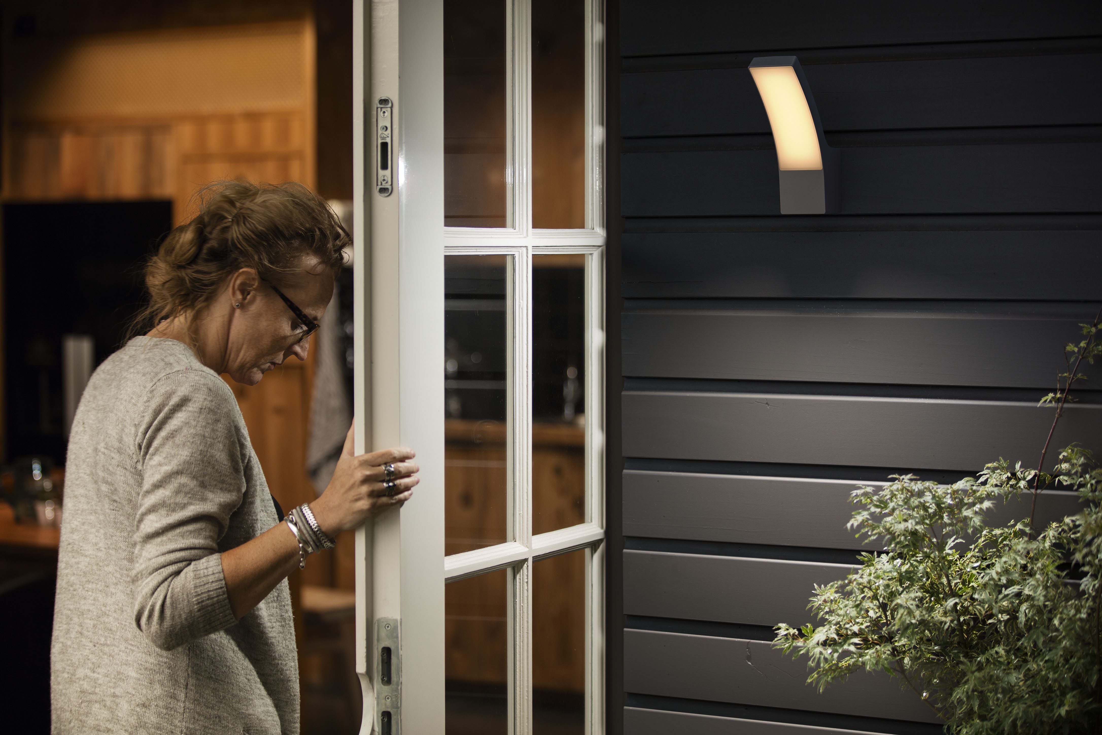 Philips LED Außen-Wandleuchte Outdoor Ultra-Efficient Splay 3.8W, 2700 Kelvin, anthrazit, LED fest integriert, Warmweiß