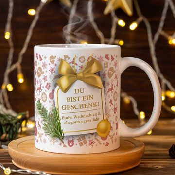 GRAVURZEILE Tasse mit Weihnachtsmotiv - Geschenke für Frauen & Männer zu Weihnachten, Spülmaschinenfest - Du bist ein Geschenk - Weiß