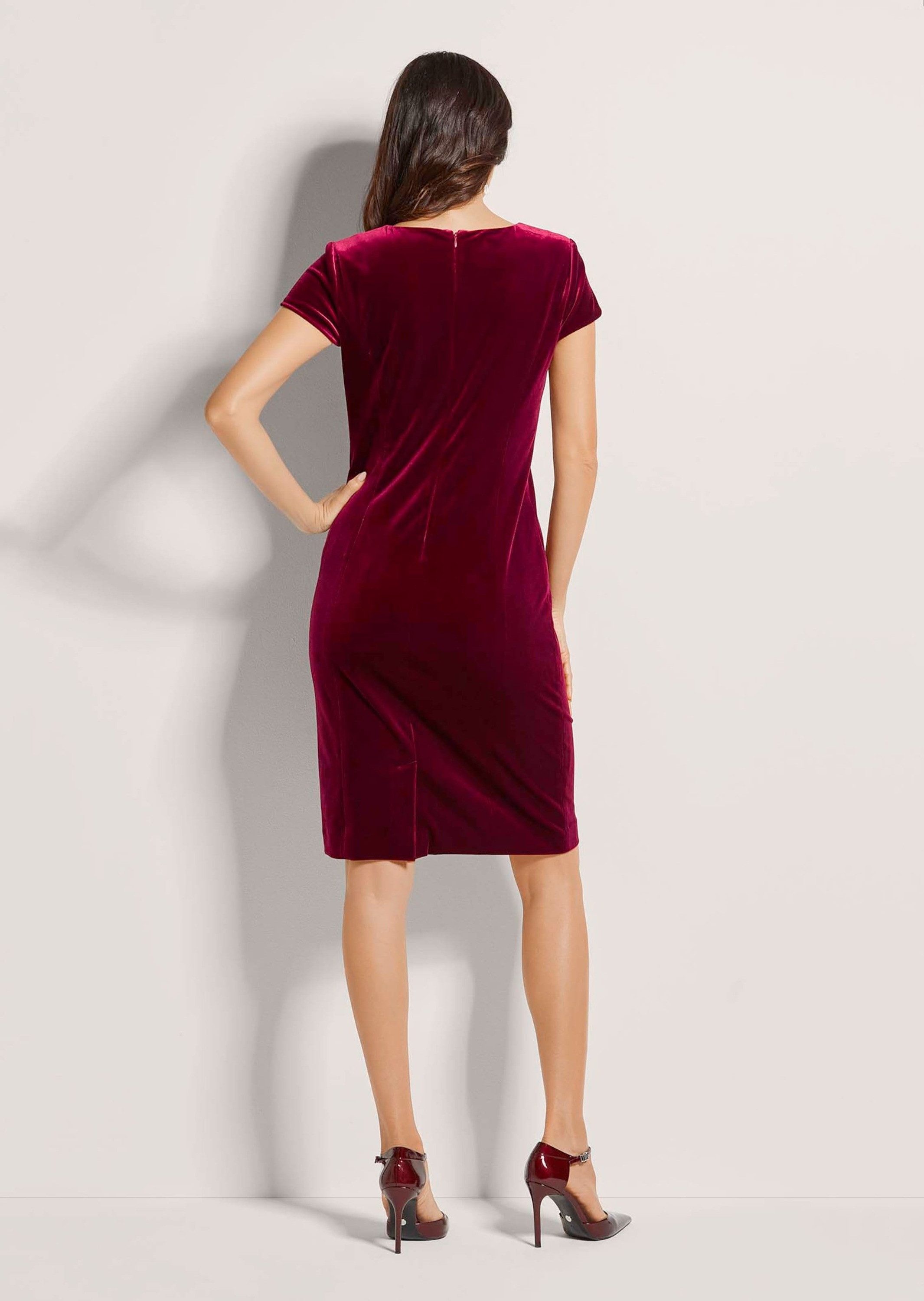 MADELEINE Midikleid Kurzarm Samtkleid in Midilänge Etuikleid, figurbetonend mit Rundhals und kurzen Kappärmeln