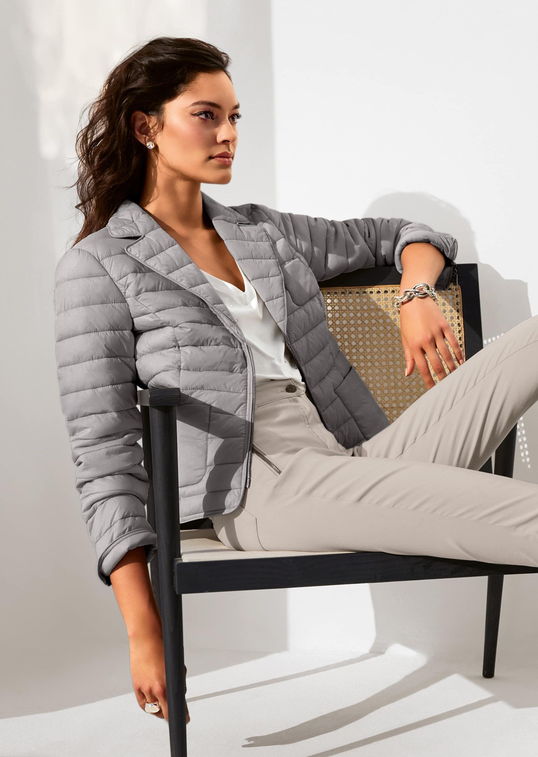 MADELEINE Steppjacke Wattierte Damenjacke mit sportivem Touch Taillierte Jacke mit Reverskragen, Zweiwege-Reißverschluss