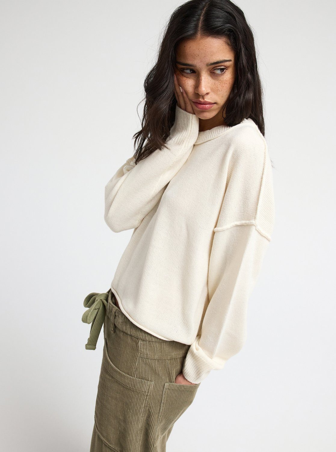 Roxy Rundhalspullover SOMETHING CUTE mit Rollsaum, Langarm, unifarbenes Design