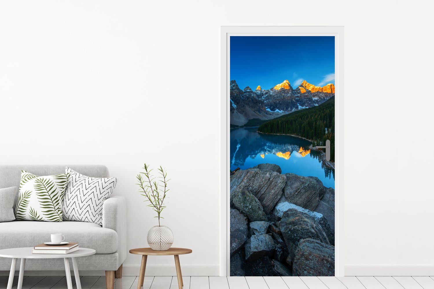 Spiegelung in St), einer Berge am der bedruckt, Tür, für Sonnenaufgang mit MuchoWow (1 75x205 cm Matt, Türaufkleber, Fototapete Moraine Lake Kanada, Türtapete