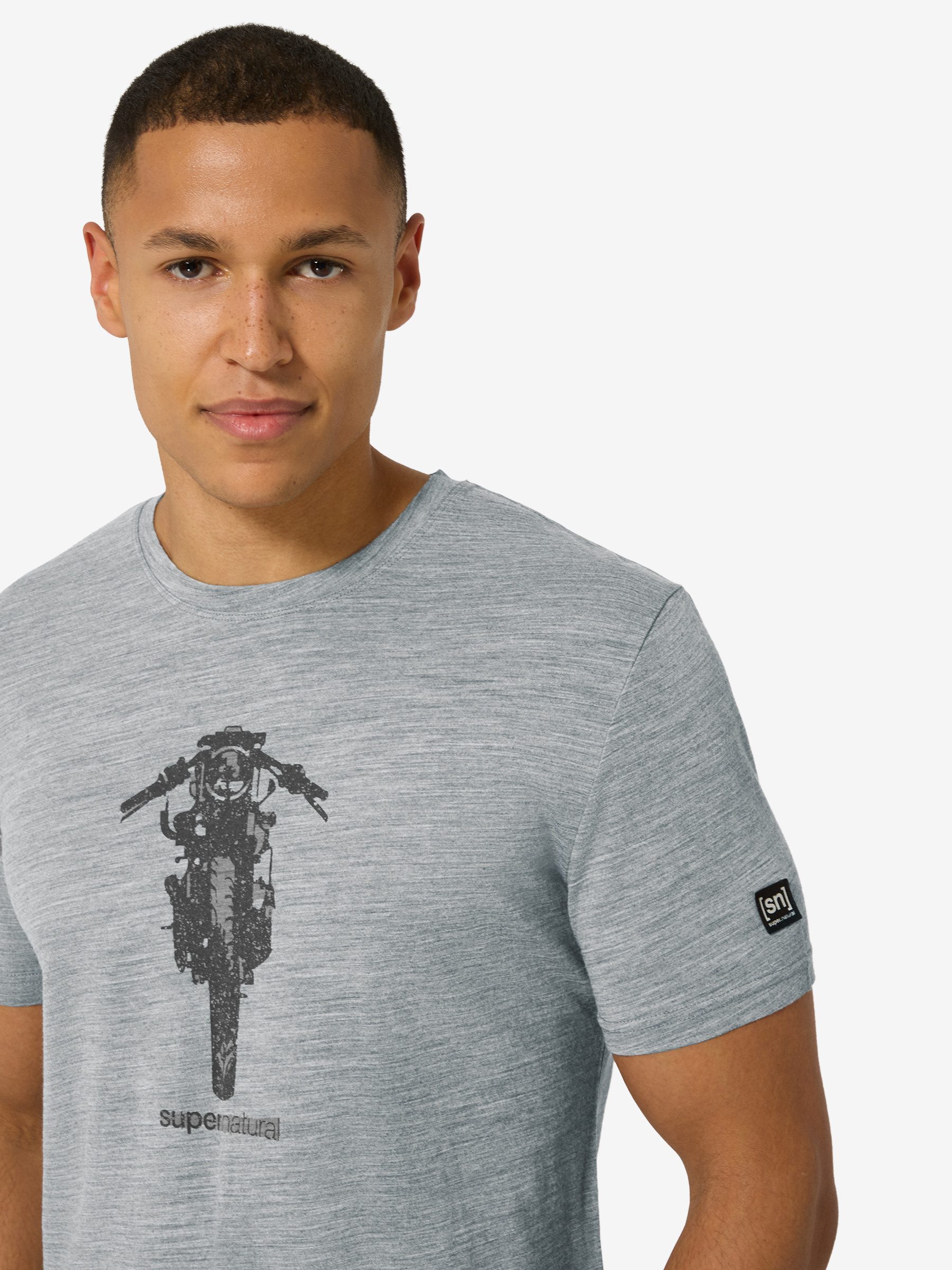 SUPER.NATURAL Funktionsshirt für Herren, Merino M SCRAMBLER TEE mit Motorrad-Motiv, atmungsaktiv