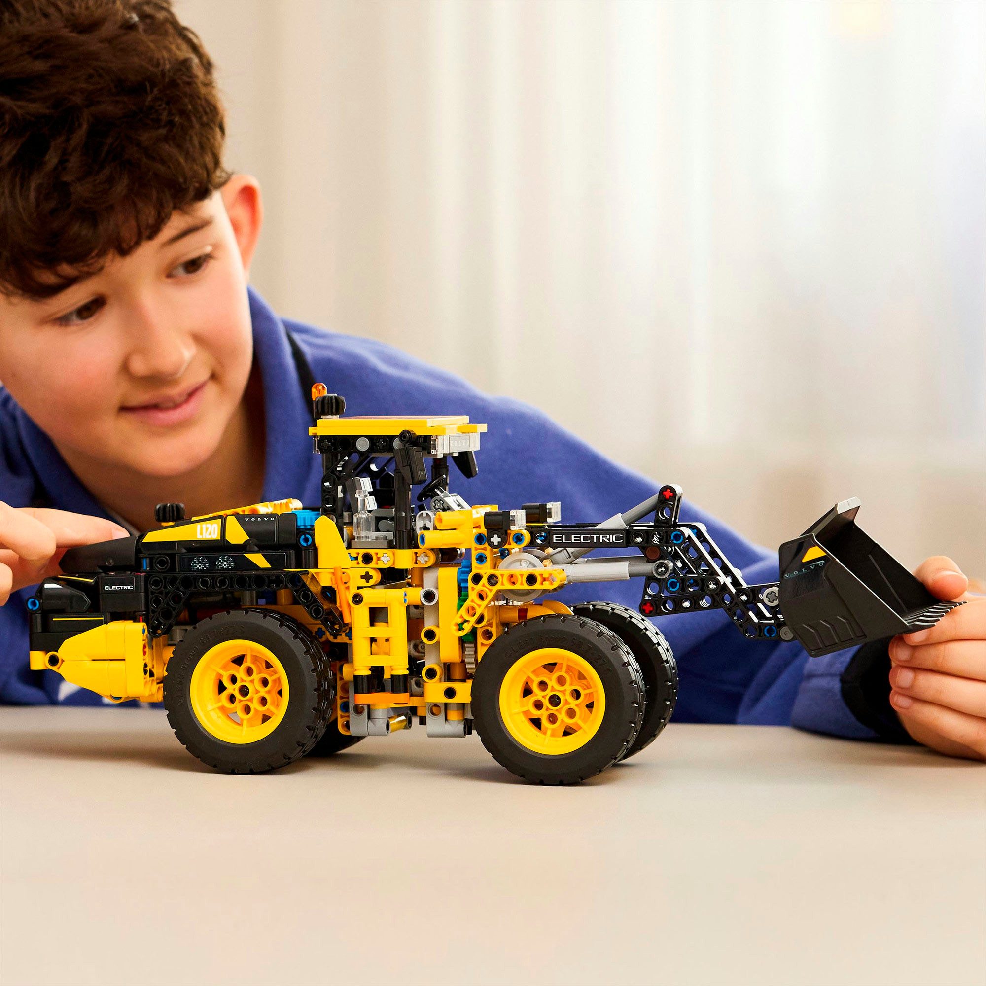 LEGO® Volvo L120 Electric Radlader (42209), LEGO Technic Konstruktionsspiel günstig online kaufen