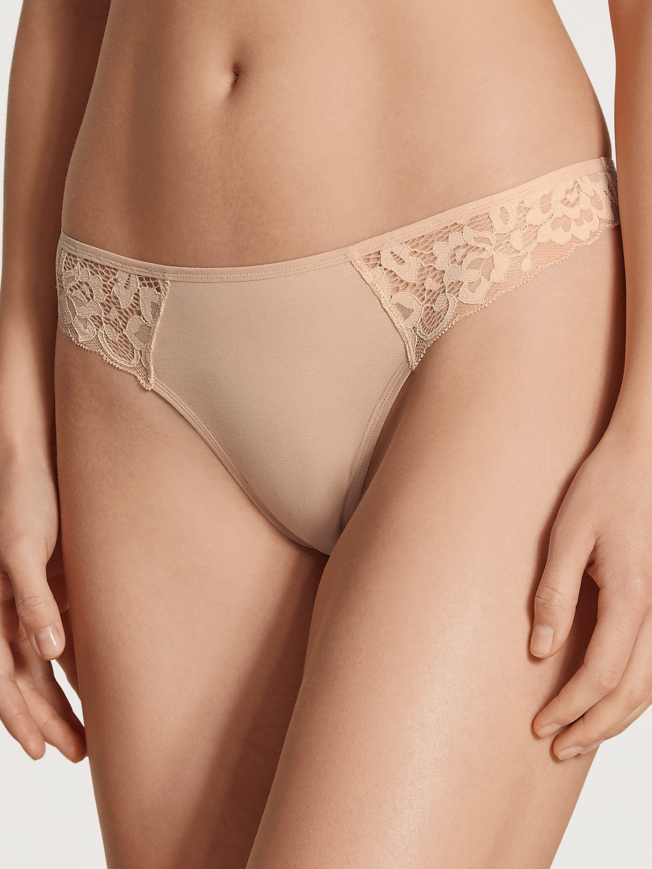 CALIDA String Natural Comfort Lace Damen (1-St) niedrig geschnitten, aus hochwertiger Baumwolle, mit Spitzendetails