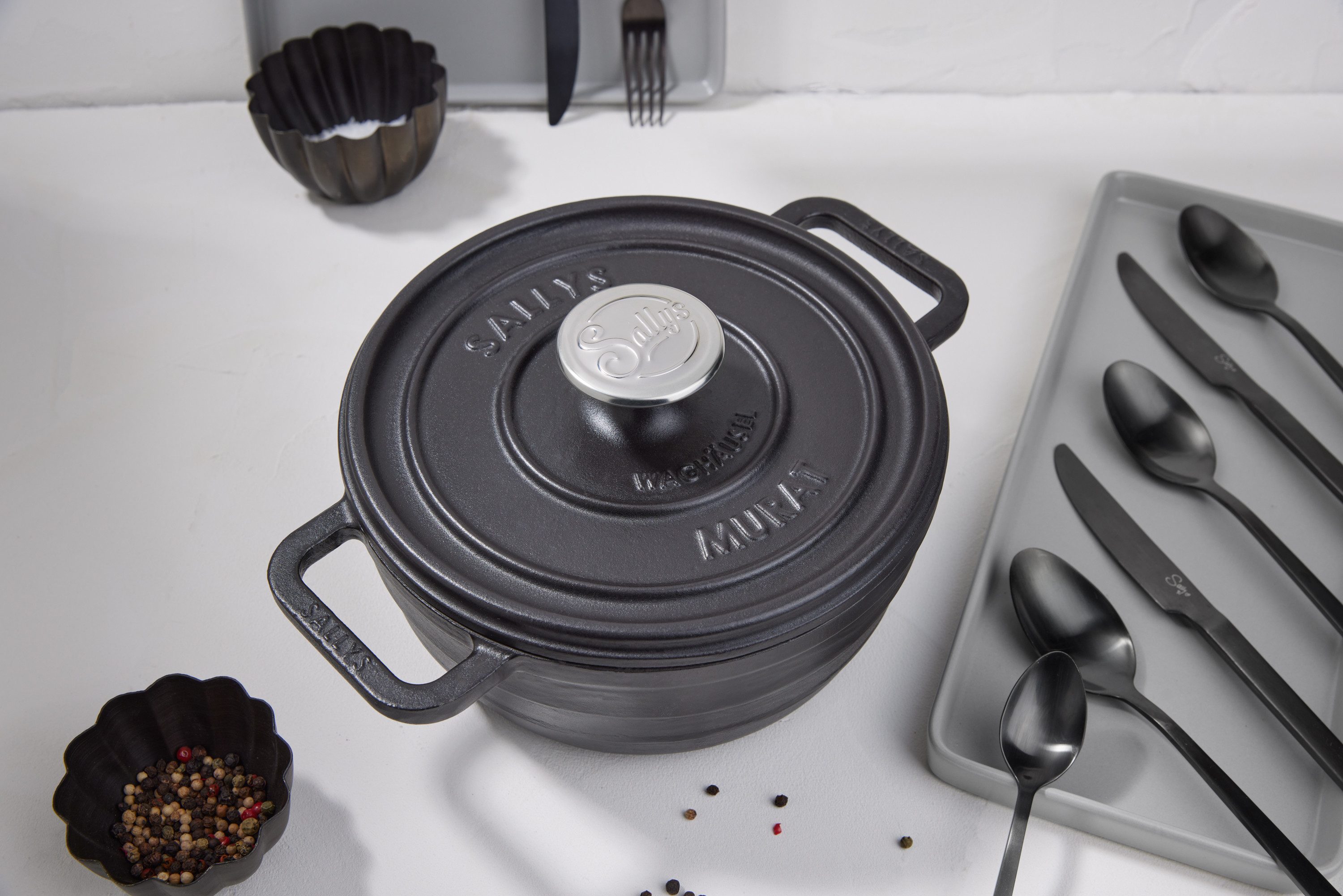 Sallys Bräter Vielseitiger Gusseisentopf Murat, perfekt zum Schmoren & Brotbacken, Vollgusseisen mit hochwertiger Emaille-Beschichtung (inklusive Kochheft, gleichmäßige Wärmeverteilung & ofenfest bis 250 °C), Mittlere Größe – Ø 22 cm / 2,2 l