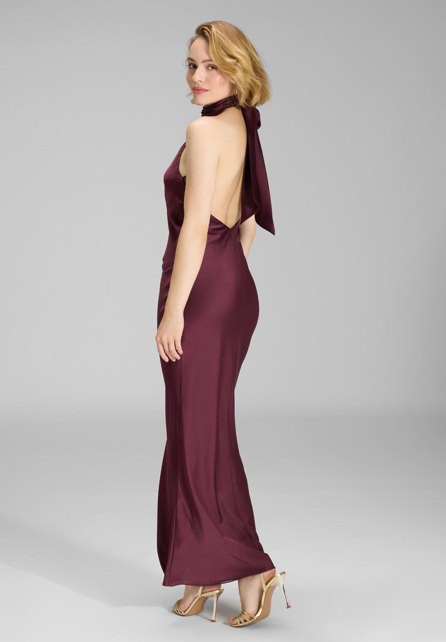 SWING Abendkleid - Abendkleid aus nachhaltigem Satin mit Stehkragen Figurbe günstig online kaufen