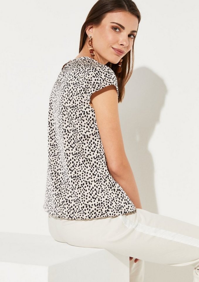 Comma Kurzarm-Satinbluse mit aufwendig gestaltetem Allovermuster Comma Kurzarm-Satinbluse mit aufwendig gestaltetem Allovermuster