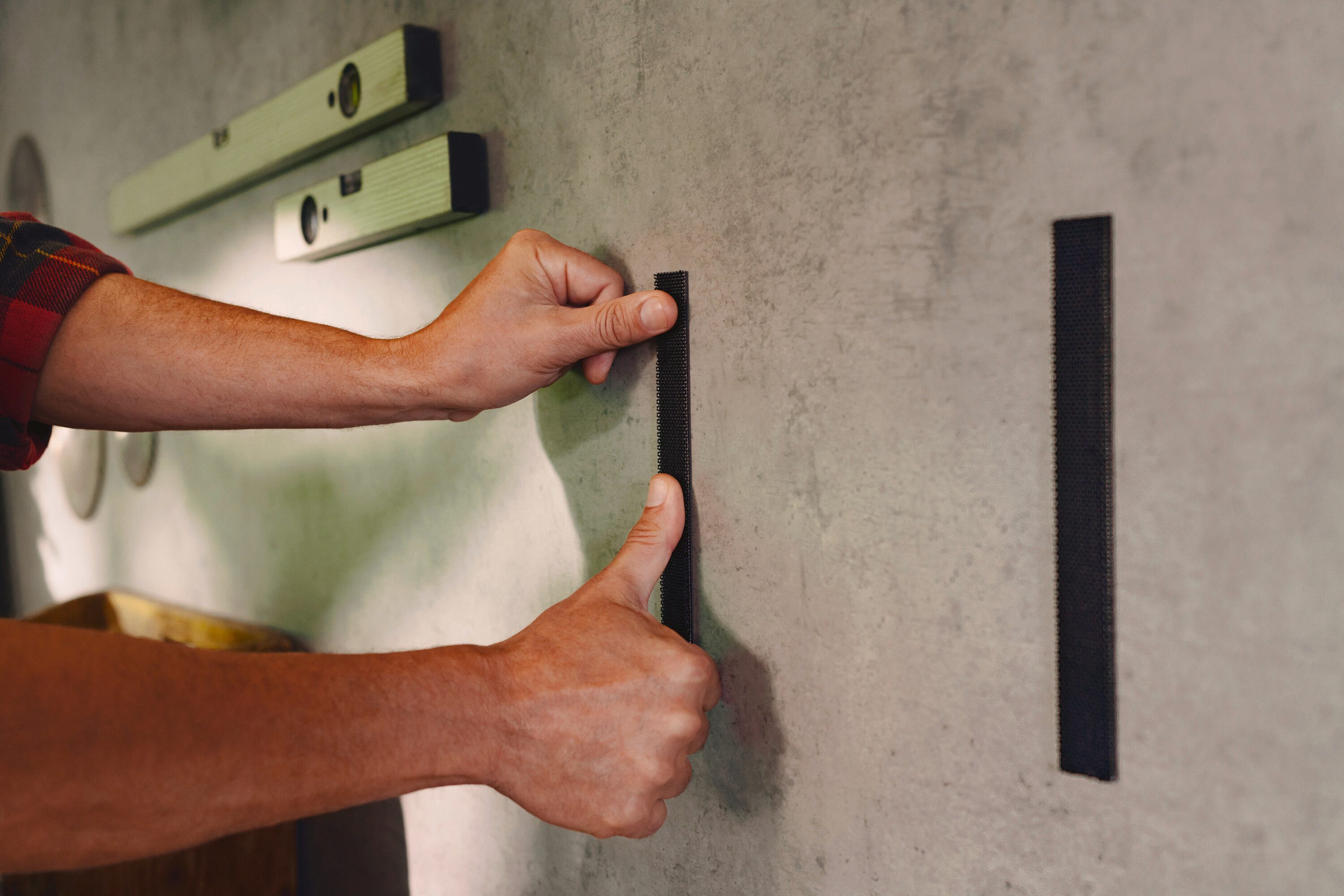 tesa Klett-Klebeband Ultra Power Lock Strips, extra starkes selbstklebendes Klettband (Packung, 1-St., 4 Strips mit Klettverschluss (50 x 25 mm), hält bis zu 4 kg/Packung) wetterbeständig, temperaturresistent, geeignet für innen und außen