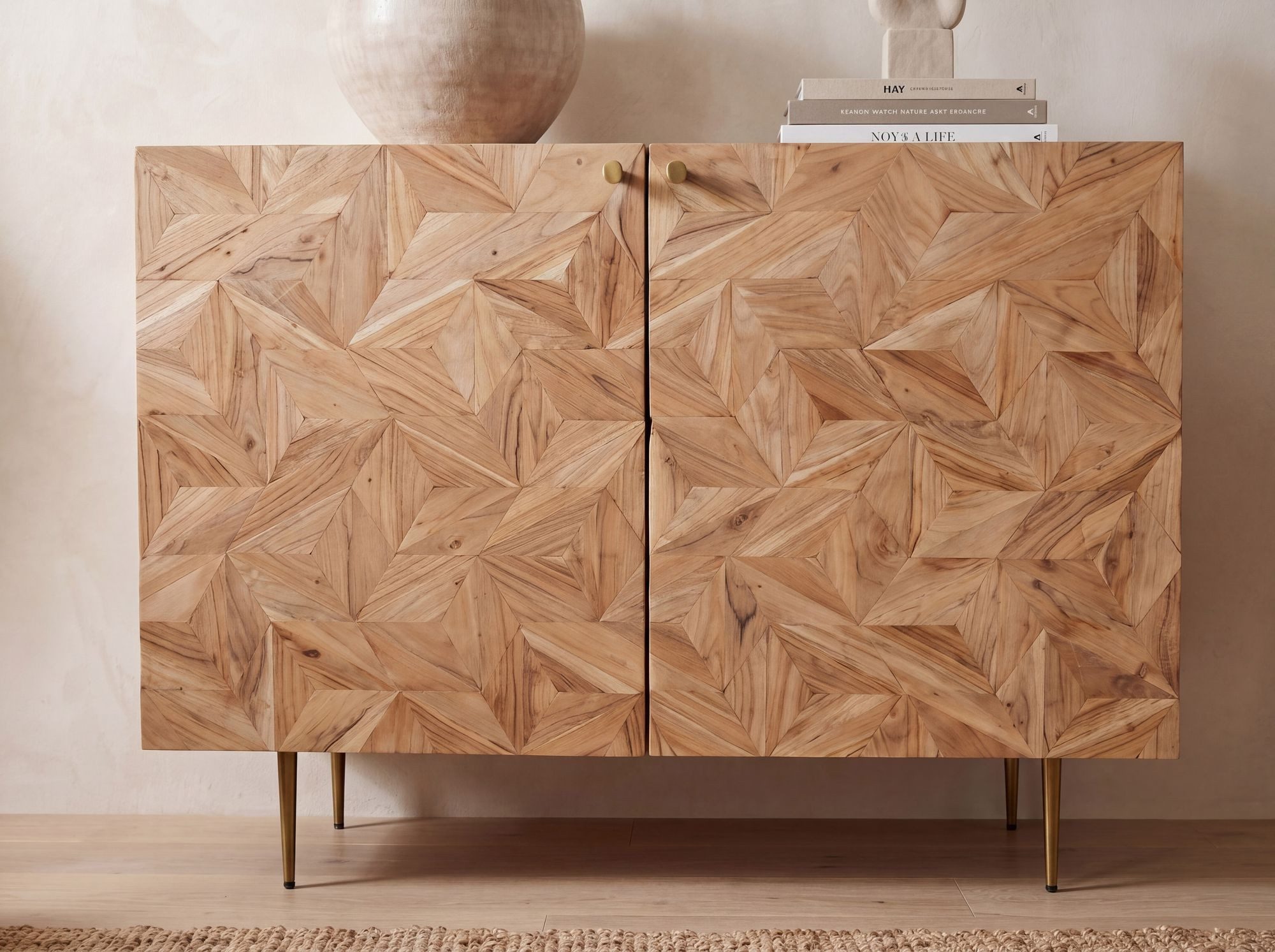 FINEBUY Barschrank FB117746 Massivholz 90cm Bar Weinschrank Design Hausbar Handmade (Eleganter Weinschrank aus massivem Akazienholz) Mit praktischem Weinregal und Glashalterungen