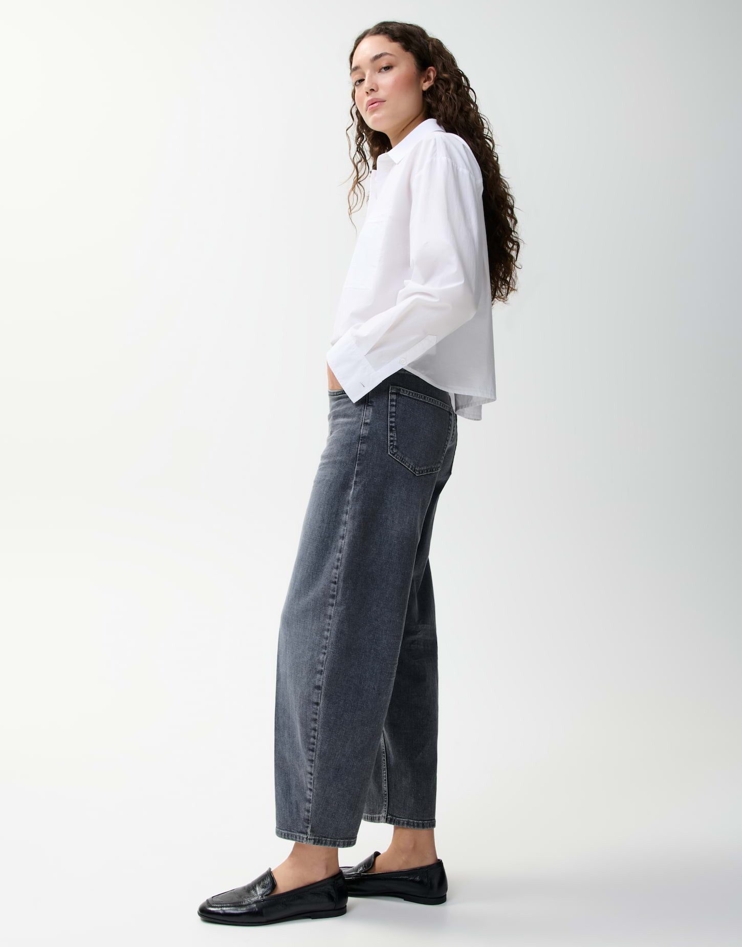 OPUS PANTS Relax-fit-Jeans Mari clear aus Baumwolle mit ovaler Passform Ovale Barrel-Silhouette mit elastischem Griff und Strass-Nieten – Bild 5 von 5