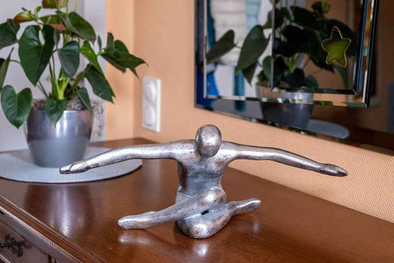 IDYL Dekofigur IDYL Sandstein-Skulptur Flying Man, Diese Figuren fallen auf durch ihre Schlichtheit und Eleganz. Die dezent strukturierte und matte Oberfläche mit weichen Erscheinungsbild prägen den Charakter dieser Statuen.