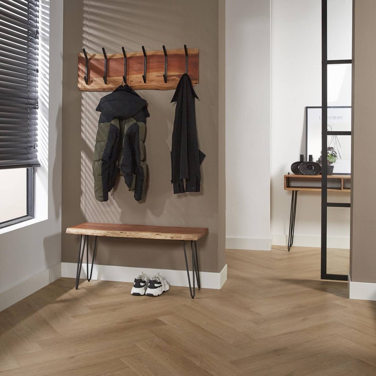 Feeling4Home Garderobe Bord - Akazienholz massiv Natur, 6 Haken, Unikat mit markanter Holzmaserung und Baumkante