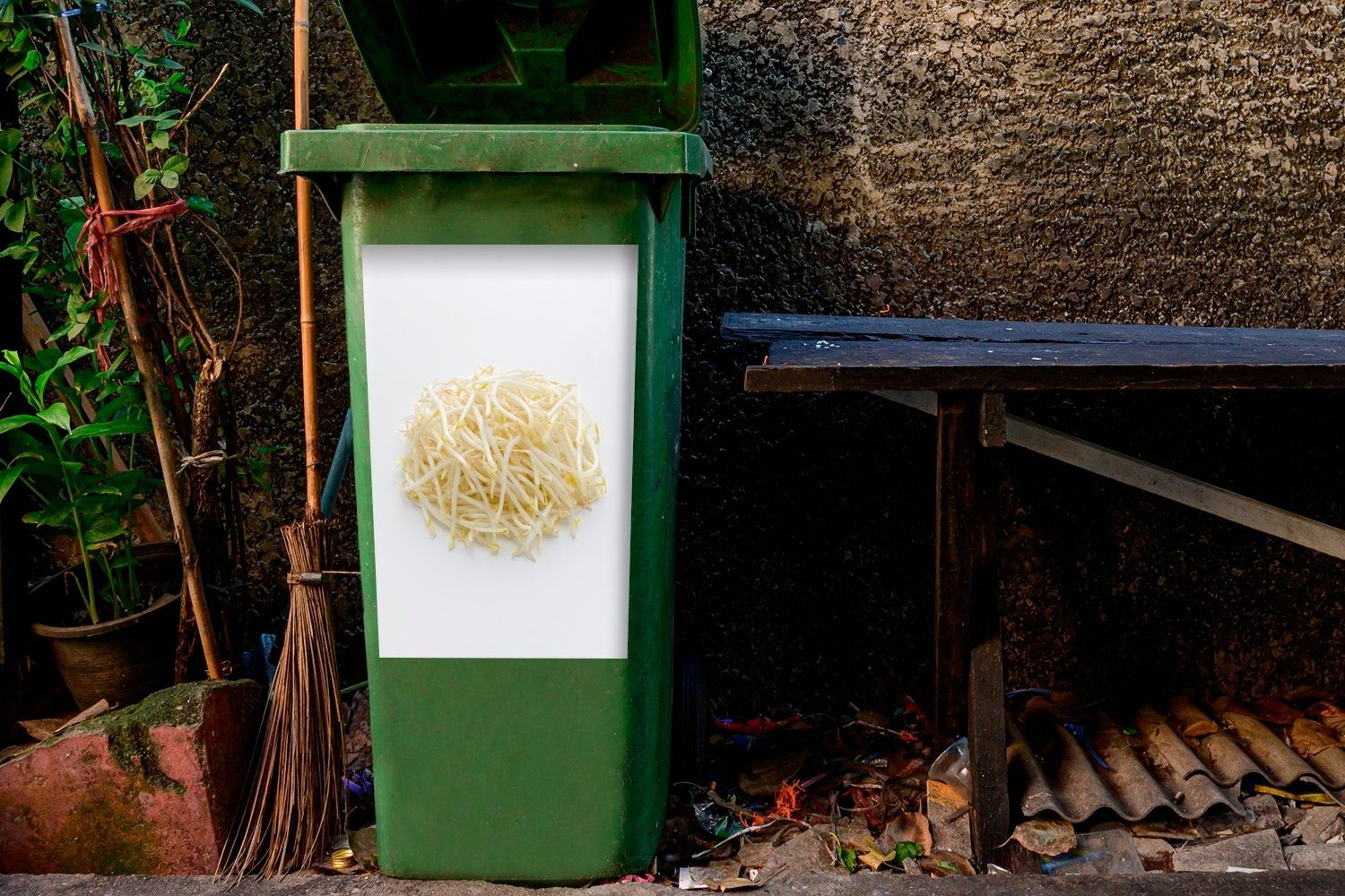 einem Abfalbehälter Sticker, Hintergrund Container, Mülleimer-aufkleber, Mülltonne, Bohnensprossen Wandsticker vor Ein MuchoWow weißen Haufen (1 St),
