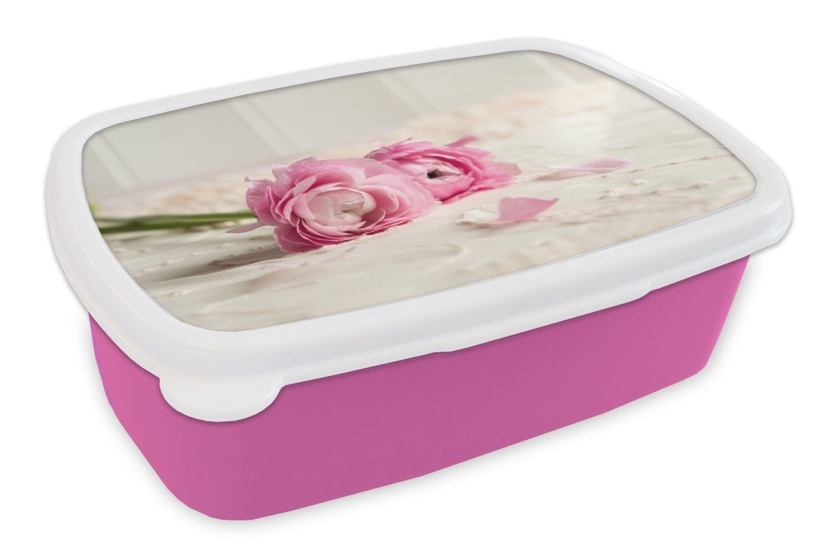 MuchoWow Lunchbox Rosa Ranunkelblüten auf einem Tisch, Kunststoff, (2-tlg), Brotbox für Erwachsene, Brotdose Kinder, Snackbox, Mädchen, Kunststoff | Lunchboxen