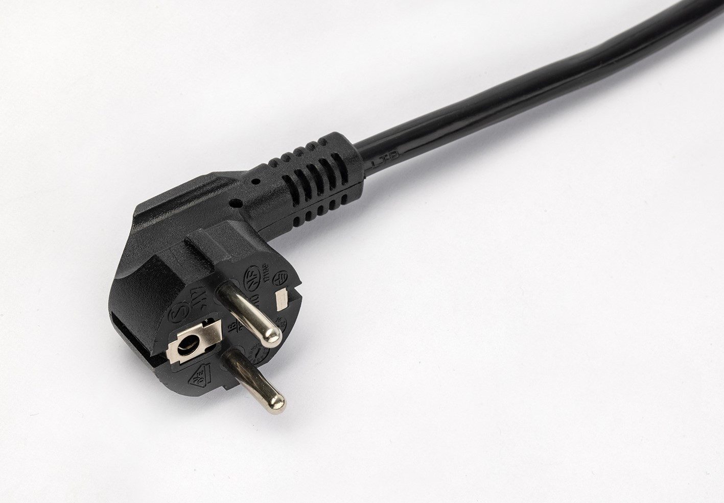 as - Schwabe Alu-Steckdosenleiste 8-fach ÜS, schwarz/silber Steckdosenleiste (Schutzkontaktkupplung, Überspannungsschutz, Kabellänge 2 m), Überspannungsschutz mit optischer Anzeige