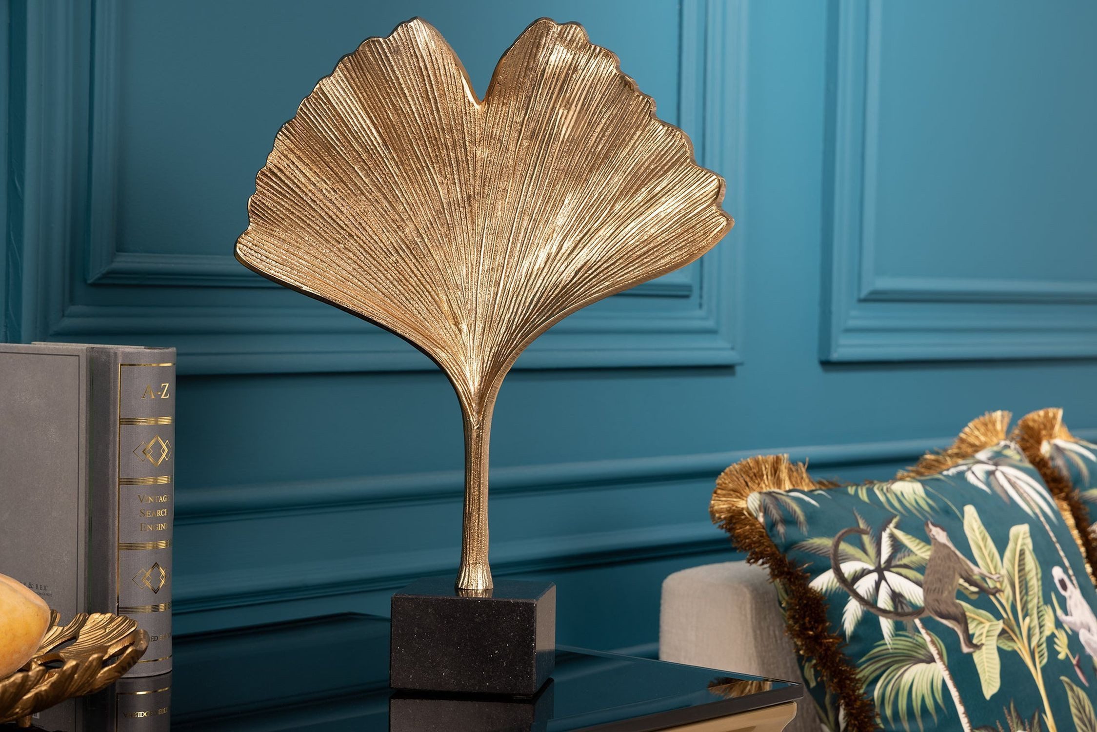 Licht-Erlebnisse Dekofigur CARLOS, Metall Asiatisch 34 cm Gold Ginko Blatt Design Handarbeit Tisch Deko