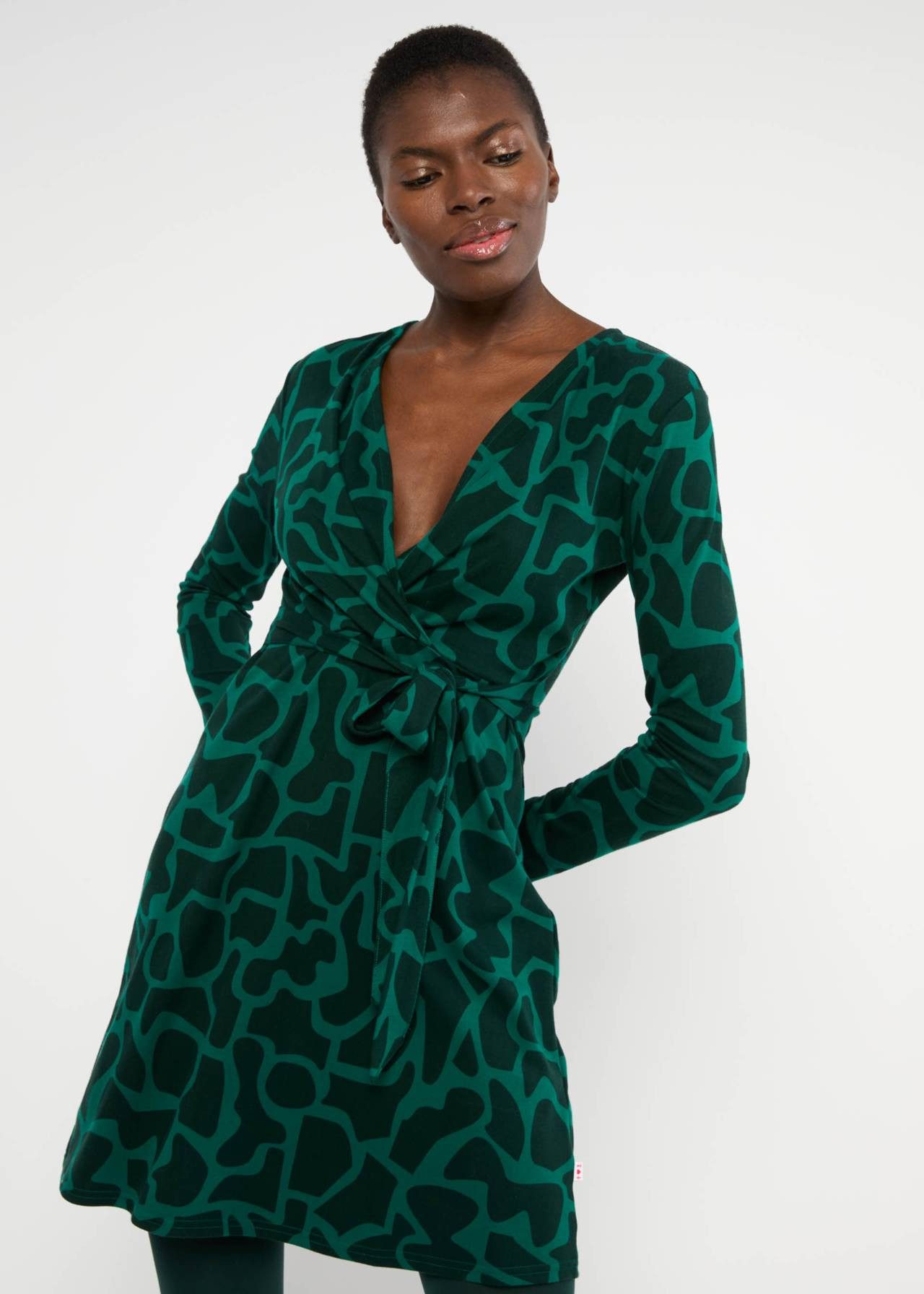 Blutsgeschwister Midikleid – Casual Grace – Jerseykleid mit V-Ausschnitt Ausschnitt in Wickeloptik, Seitlich angesetzter Bindegürtel