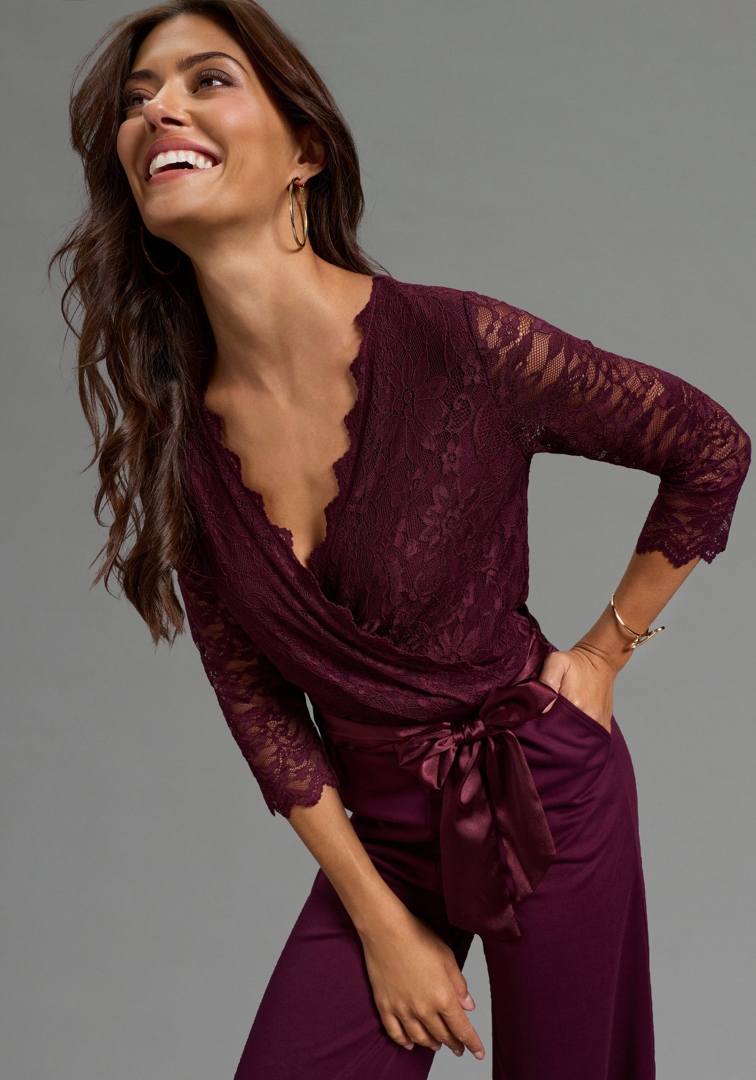 Laura Scott Jumpsuit mit Spitzenoberteil und Satin-Bindegürtel. € 84,99, (€ 84,99 pro 1 Stk).