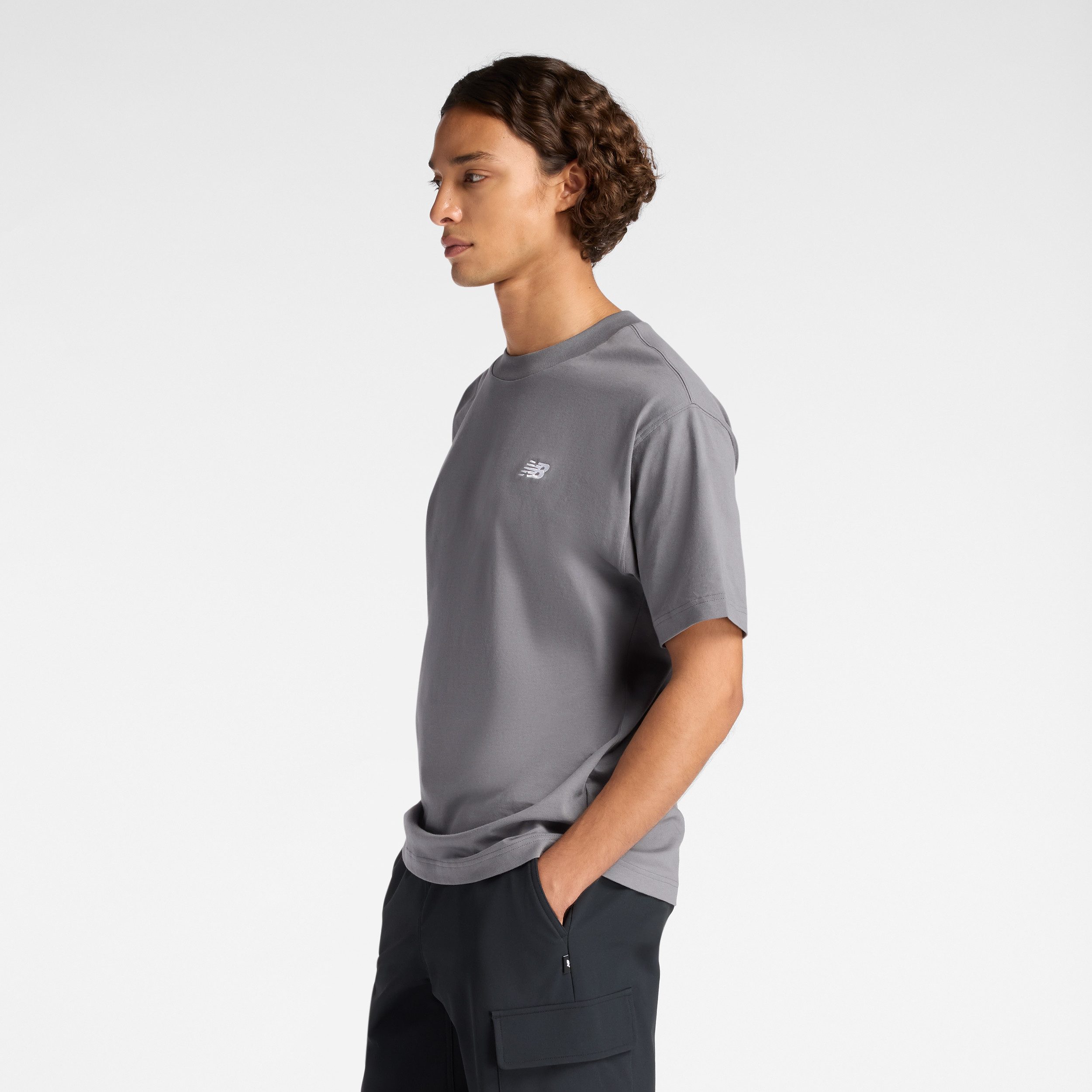 New Balance T-Shirt SPORT ESSENTIALS COTTON T-SHIRT sportlicher Stil, mit Rundhalsausschnitt, ohne Verschluss, Kurzarm