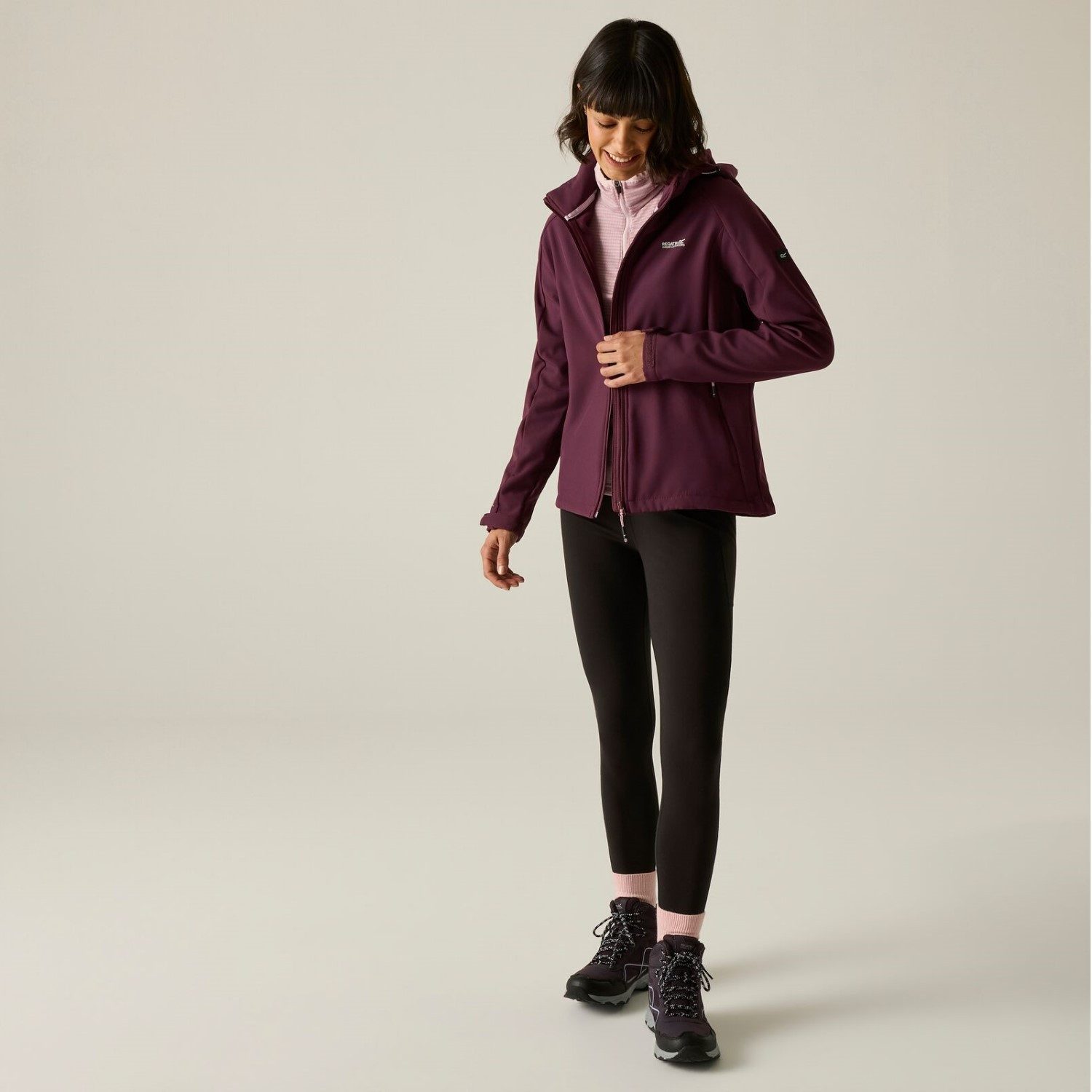Regatta Softshelljacke Deyana mit abnhembare Kapuze – Bild 3 von 5