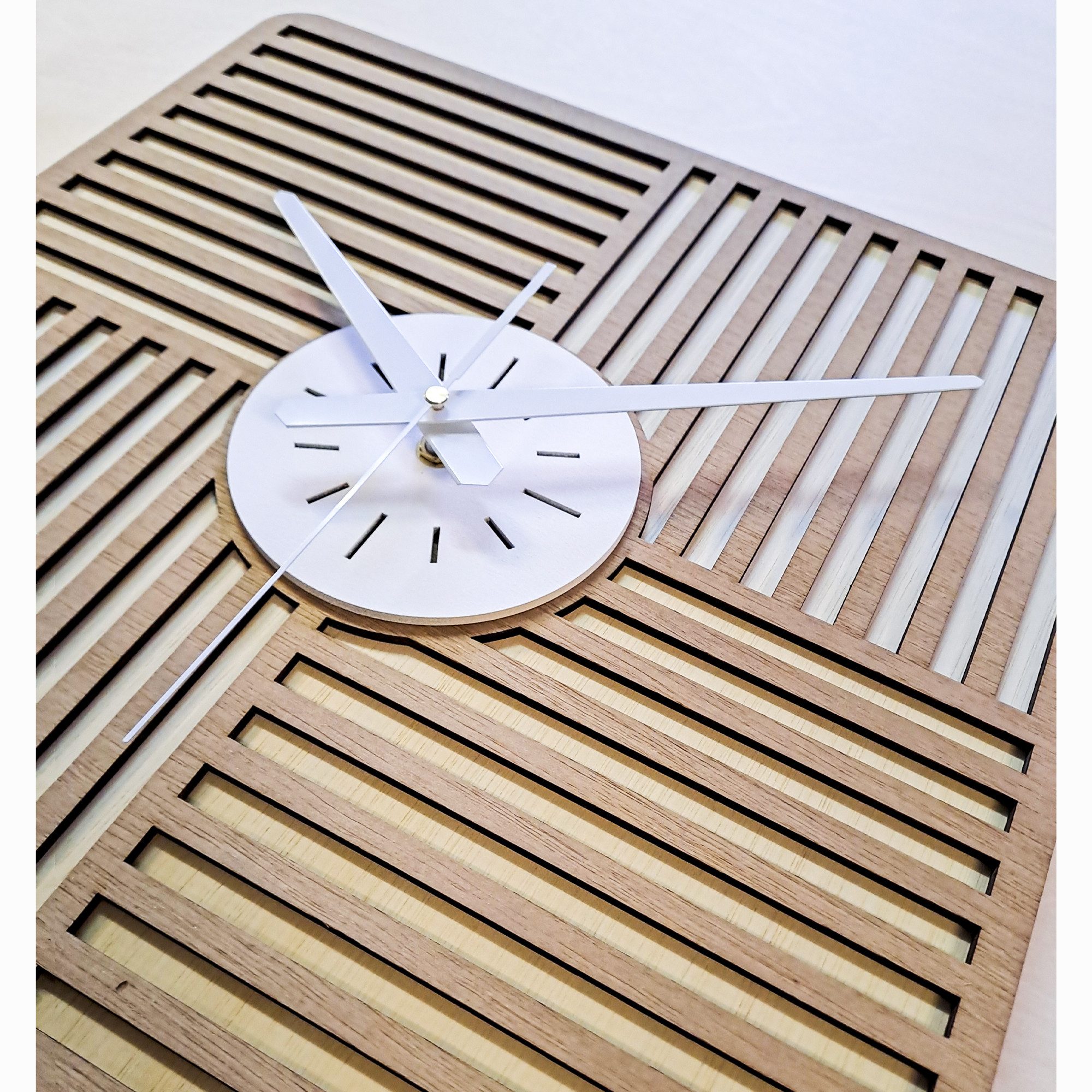 ORNAMENTI Wanduhr Groß, modern, geometrisch, Lamellen, quadratisch, holz, Eichenbeize (Handmade, hingucker, minimalistisch Wanduhr, 3 Grossen, ohne Ticken)