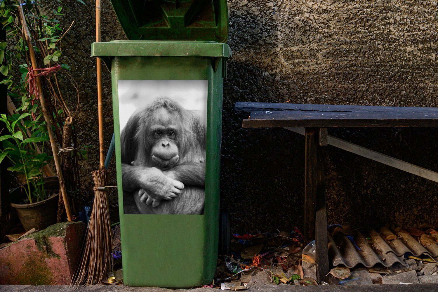 Wandsticker MuchoWow Orang-Utan in St), die (1 Mülleimer-aufkleber, Container, Abfalbehälter Sticker, Ferne schaut Mülltonne,