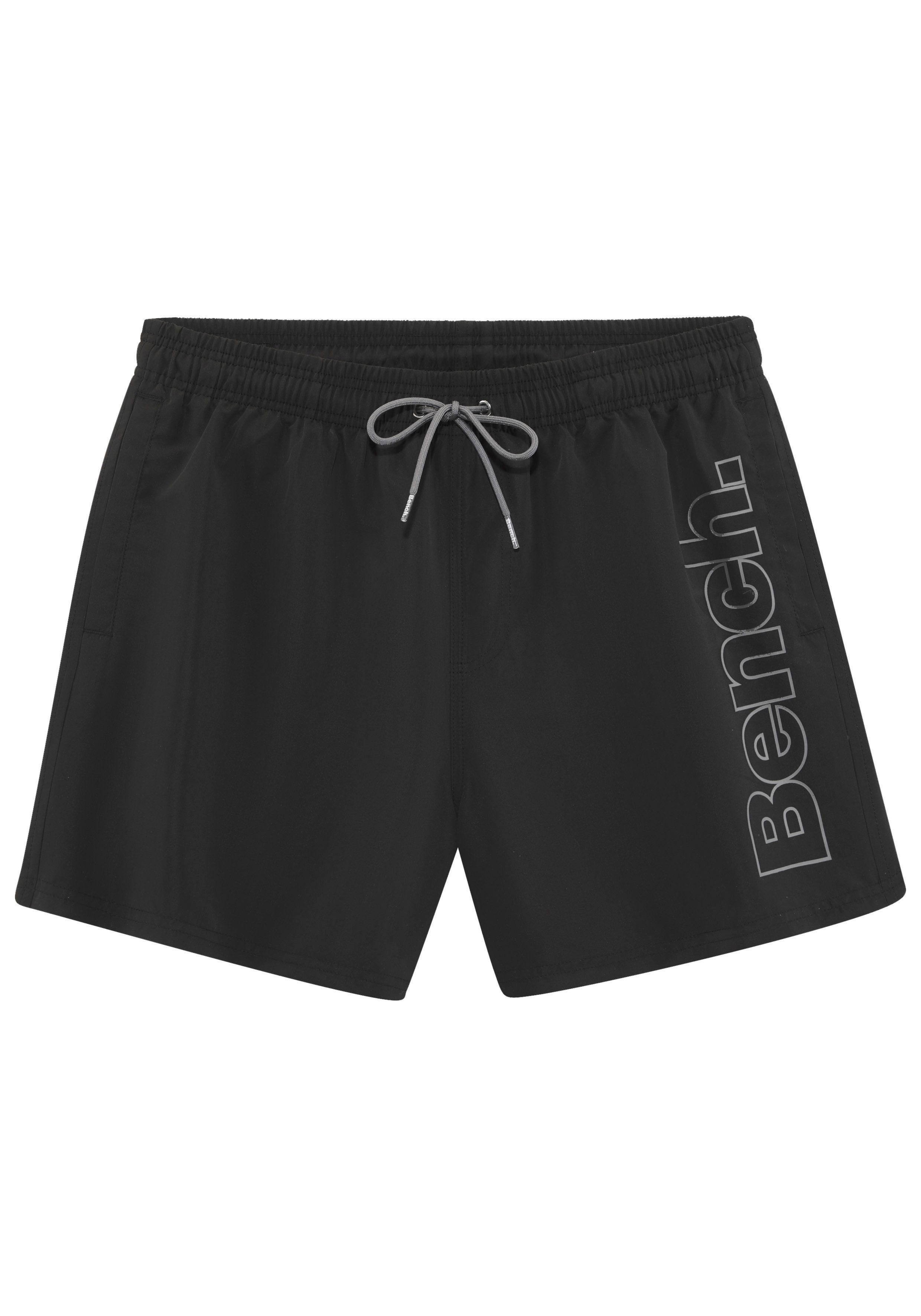 Bench. Badeshorts mit Logoschriftzug