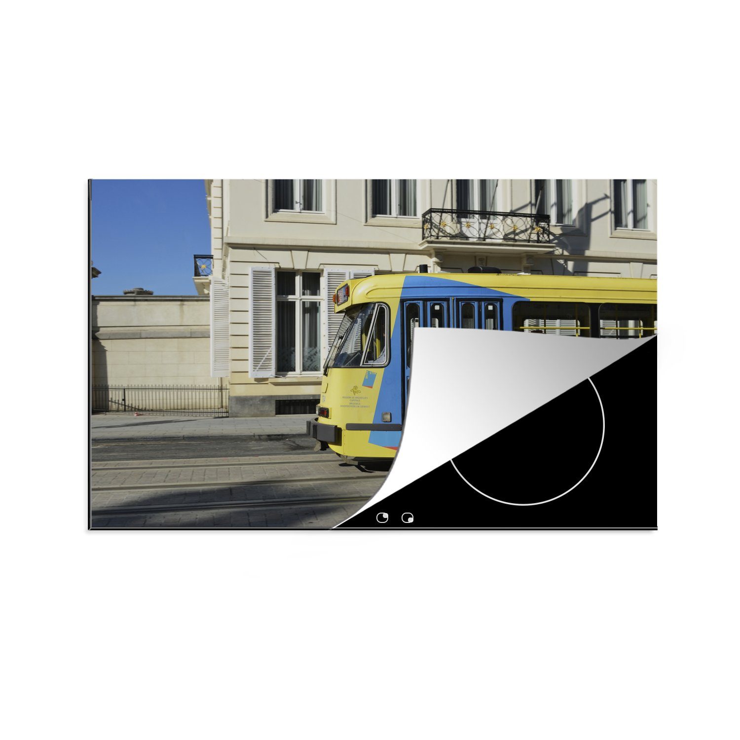 MuchoWow Herdblende-/Abdeckplatte Eine gelb-blaue Straßenbahn fährt durch die Straßen von Brüssel, Vinyl, (1 tlg), 81x52 cm, Induktionskochfeld Schutz für die küche, Ceranfeldabdeckung