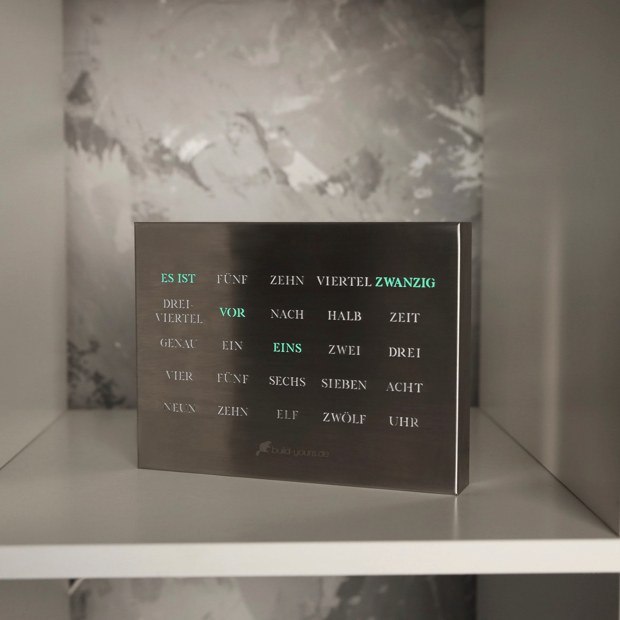 build-yours.de Tischuhr BoxClock Edelstahl - Die Wortuhr für den Schreibtisch - LED Standuhr