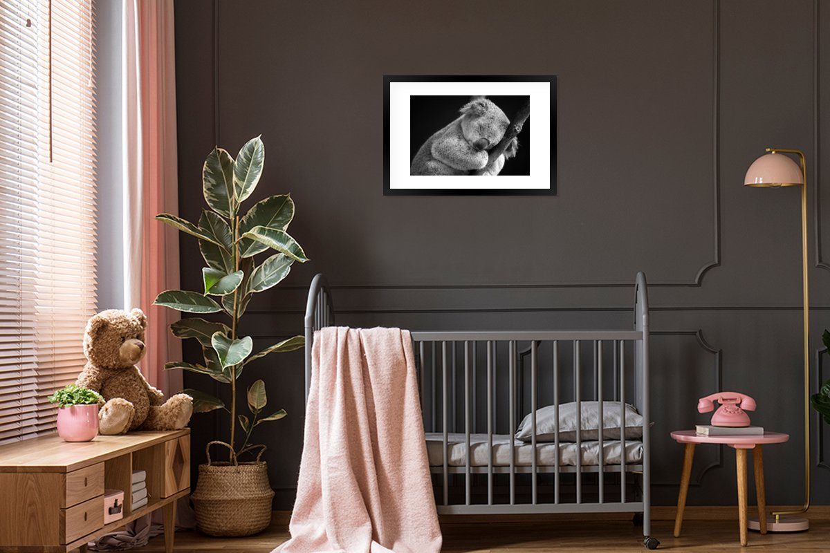 MuchoWow Rahmen, auf Kunstdruck, Poster (1 Koala schwarzem Schwarzem Gerahmtes mit Schlafender St), Bilderrahmen Hintergrund, Poster,