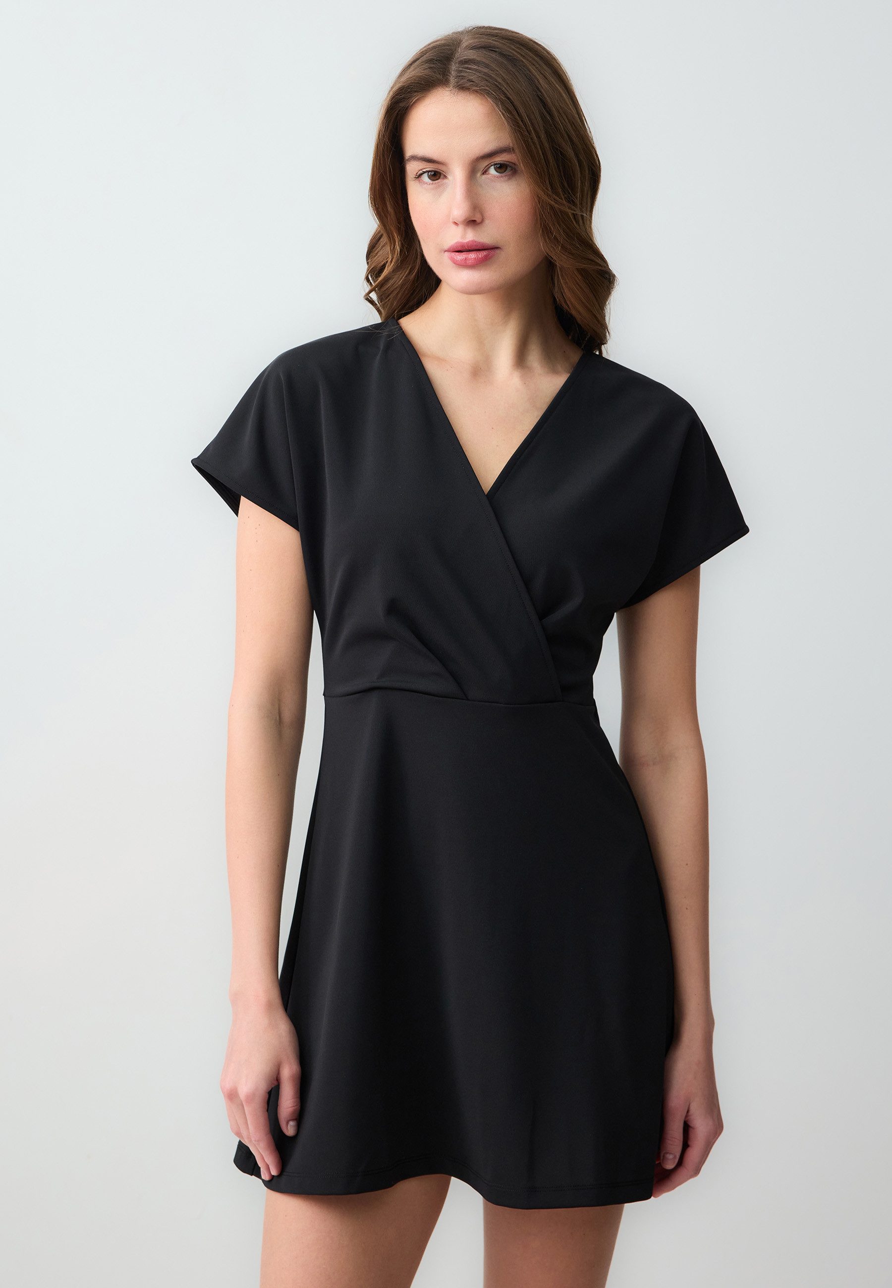 Minikleid Zweireihiges Kurzärmliges Strick-Minikleid