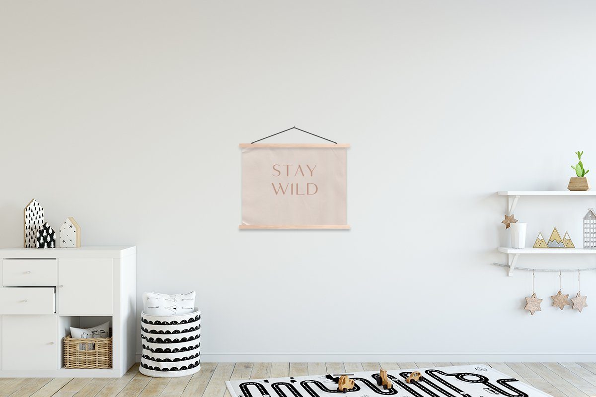 MuchoWow Poster Zitate - Text - Wild bleiben, (1 St), Posterleiste, Textilposter für Wohnzimmer, Bilderleiste, Magnetisch