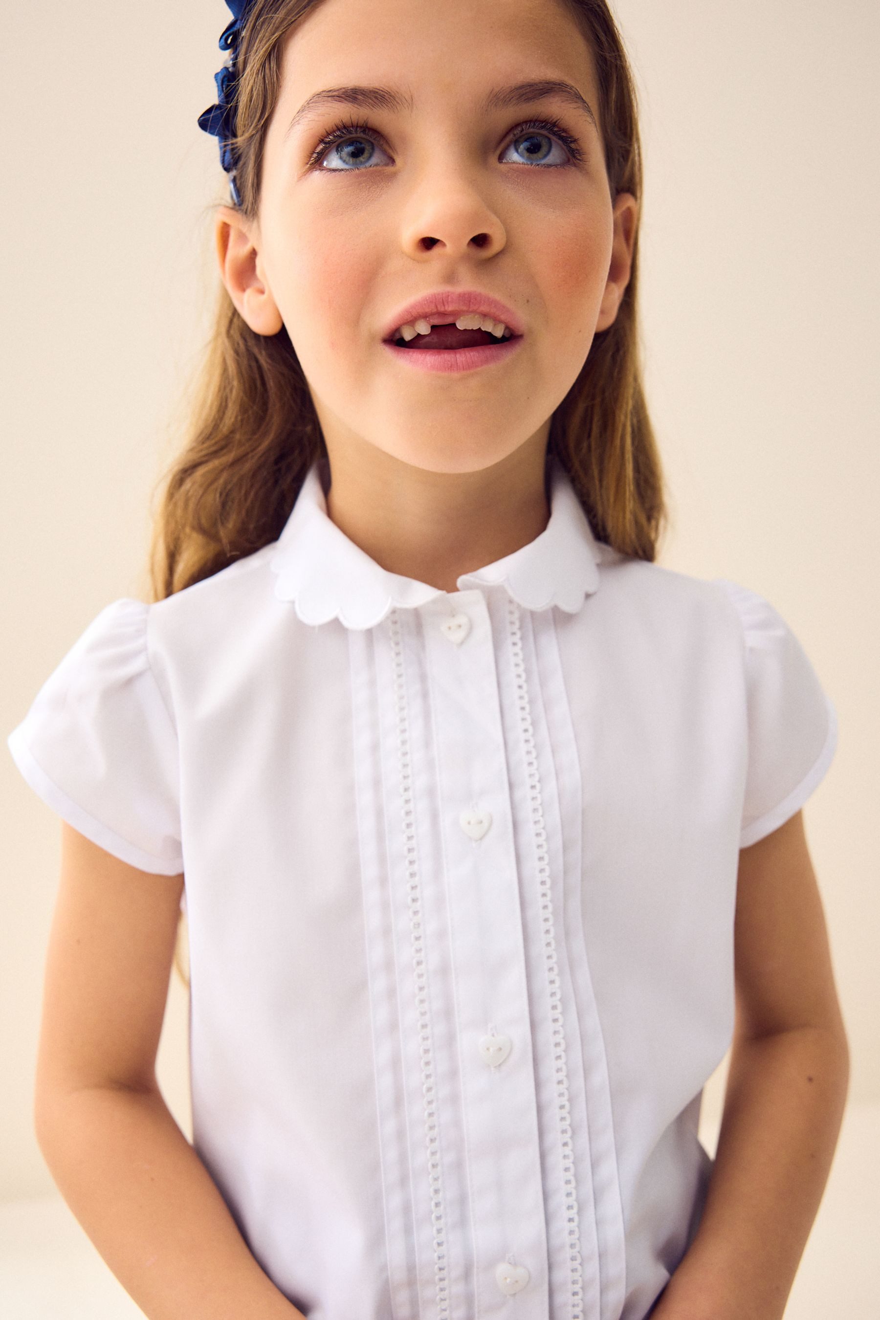 Next Kurzarmbluse Bluse mit Bogenkantenkragen (1-tlg)