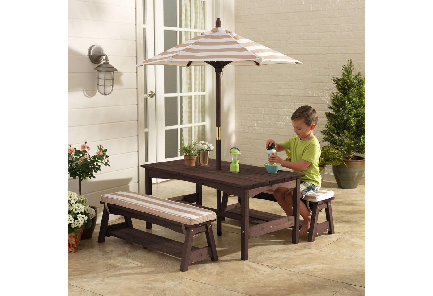 KidKraft® Kindersitzgruppe »Gartentischset dunkelbraun«, mit Sitzauflagen und Sonnenschirm, beige-weiß gestreift-HomeTrends
